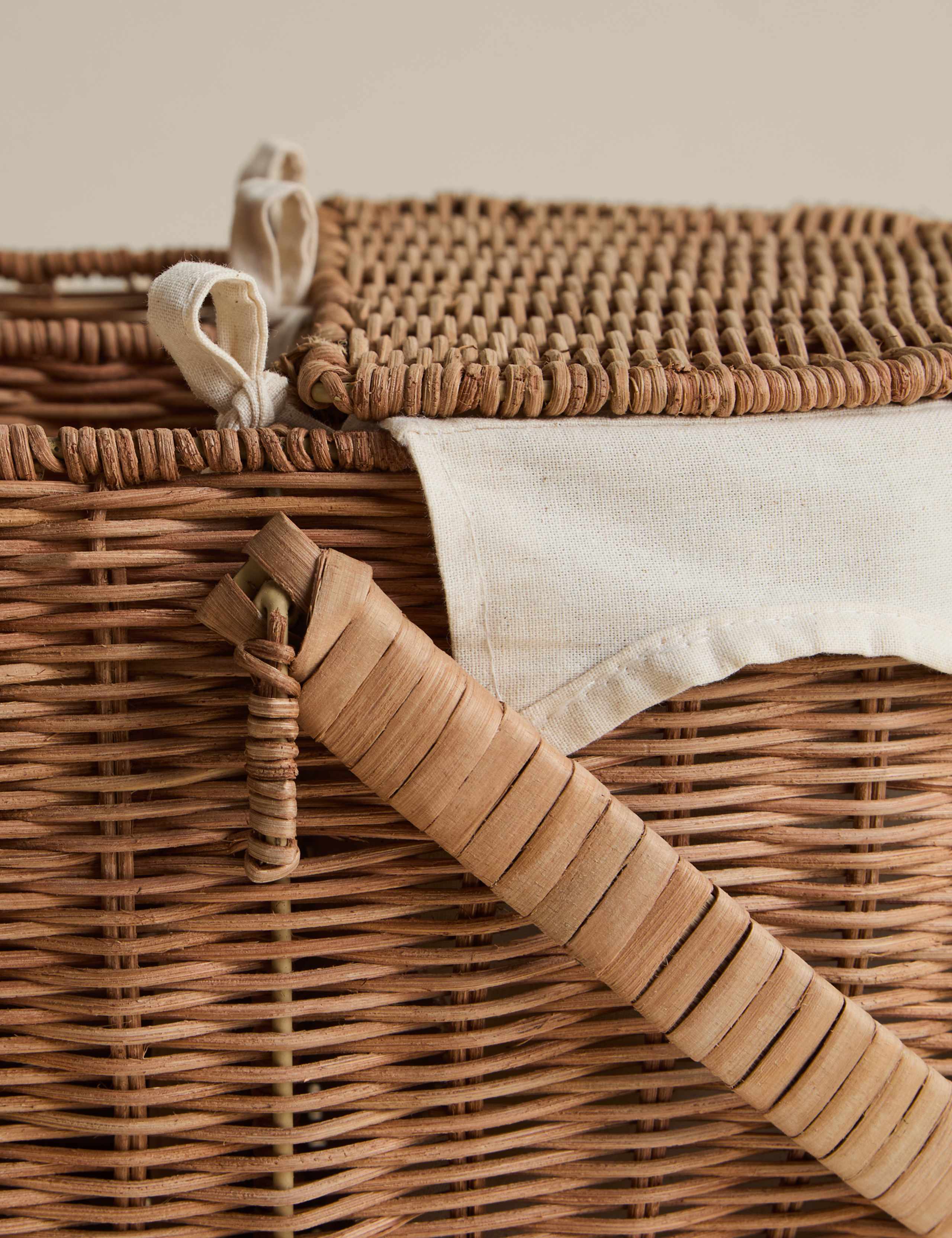 Wicker Picnic Hamper with Wine Holder 4 of 6