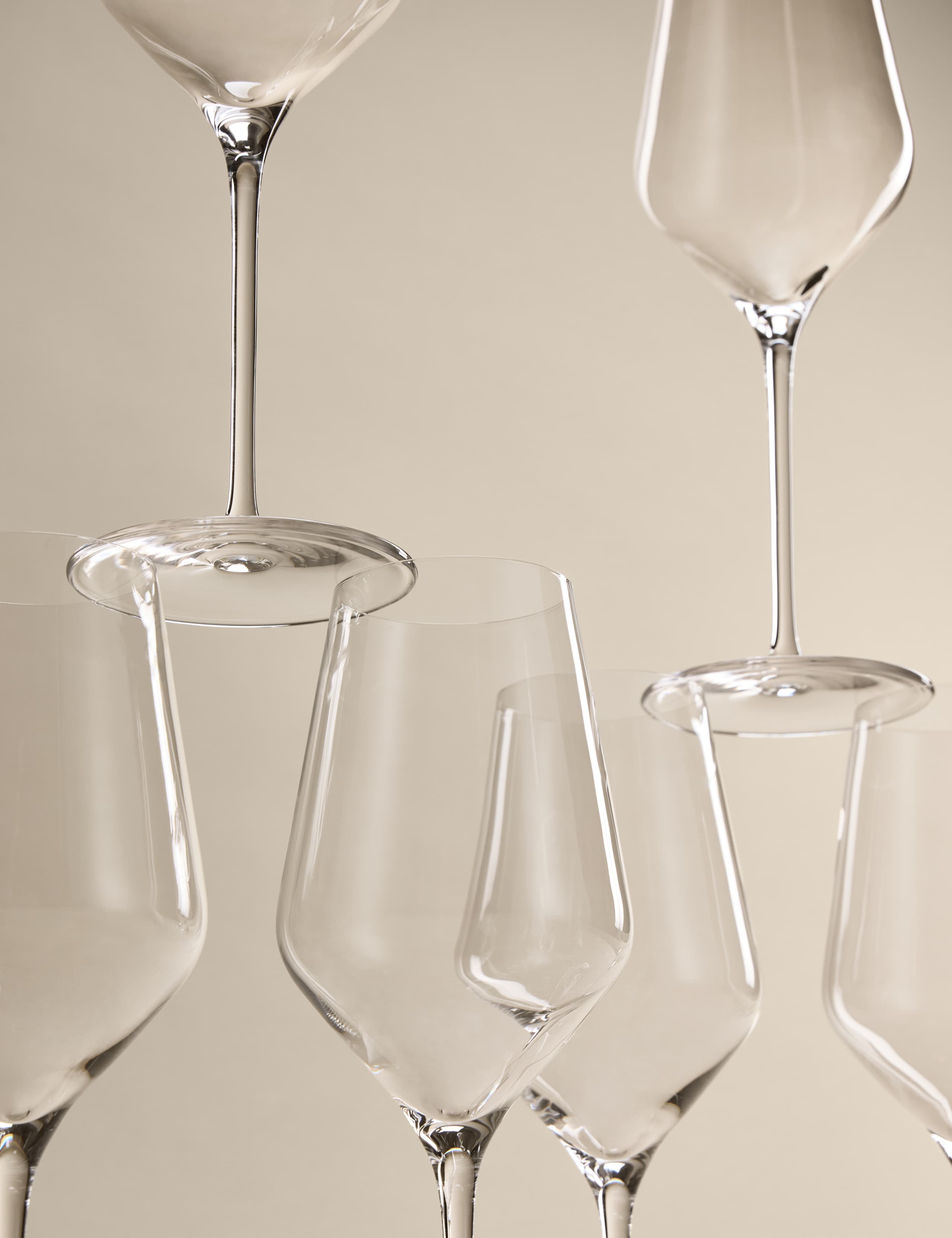 Set of 6 Classic White Wine Glasses 4 of 6