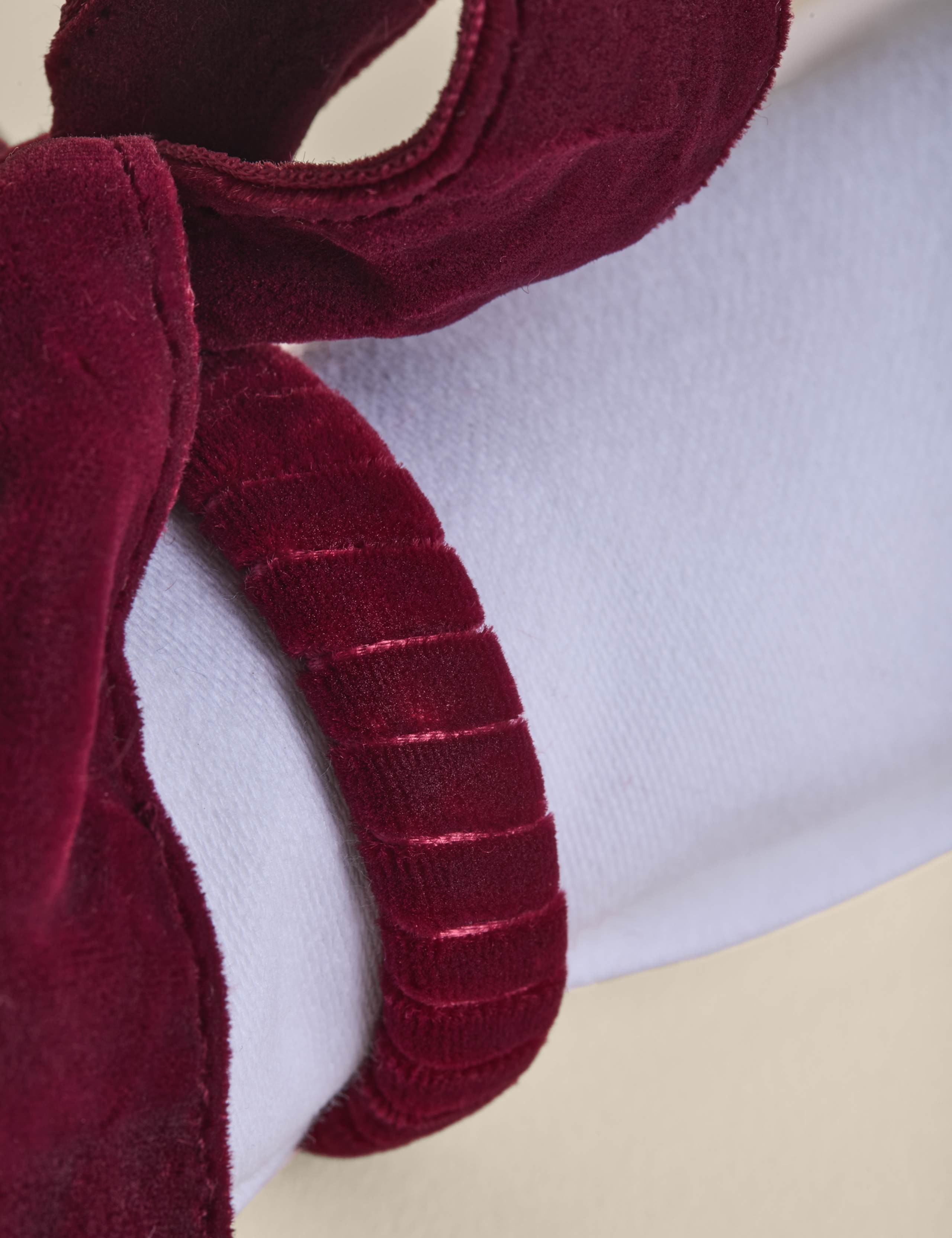 Set of 4 Velvet Bow Napkin Rings 3 of 4