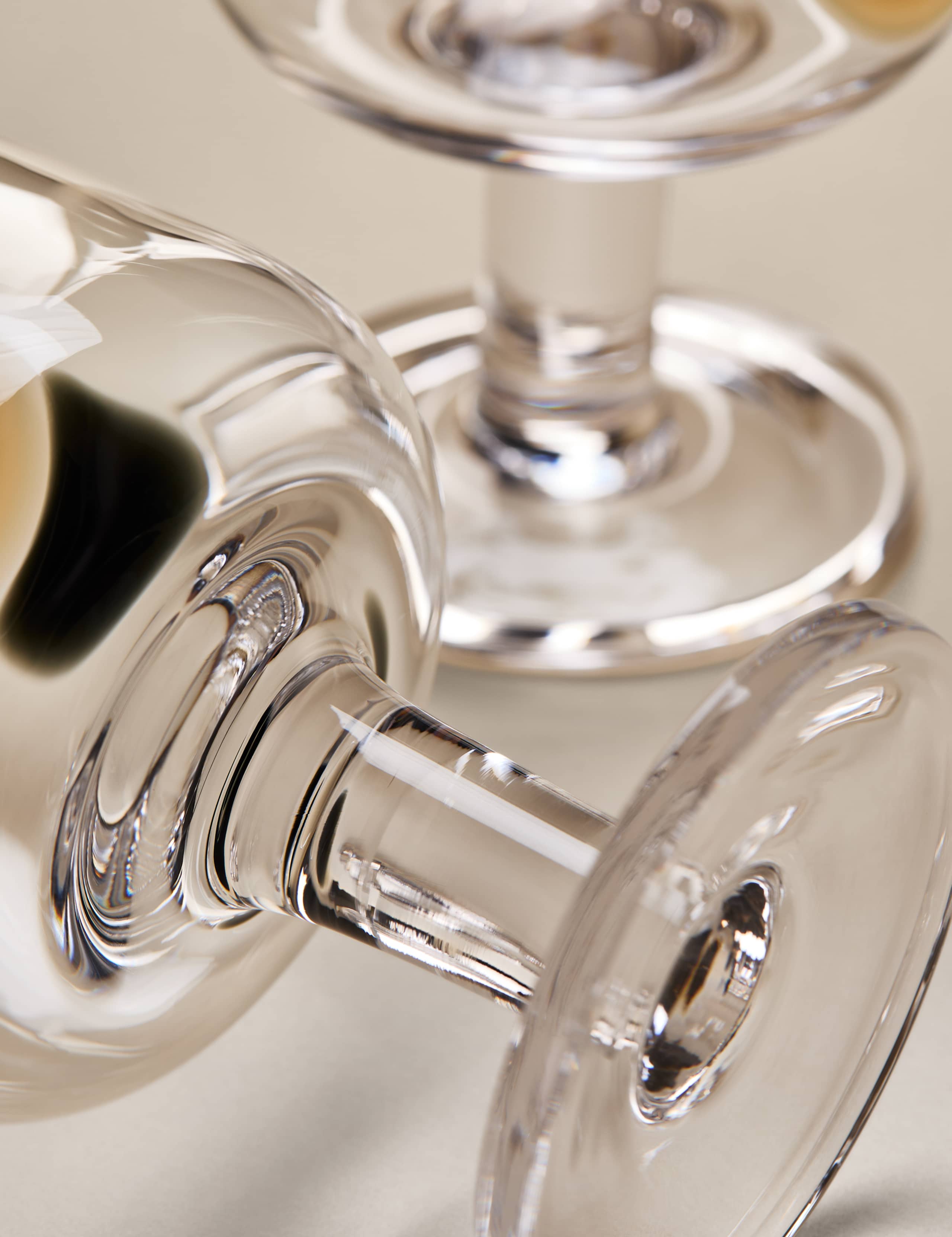 Set of 2 Dot Wine Glasses 2 of 7