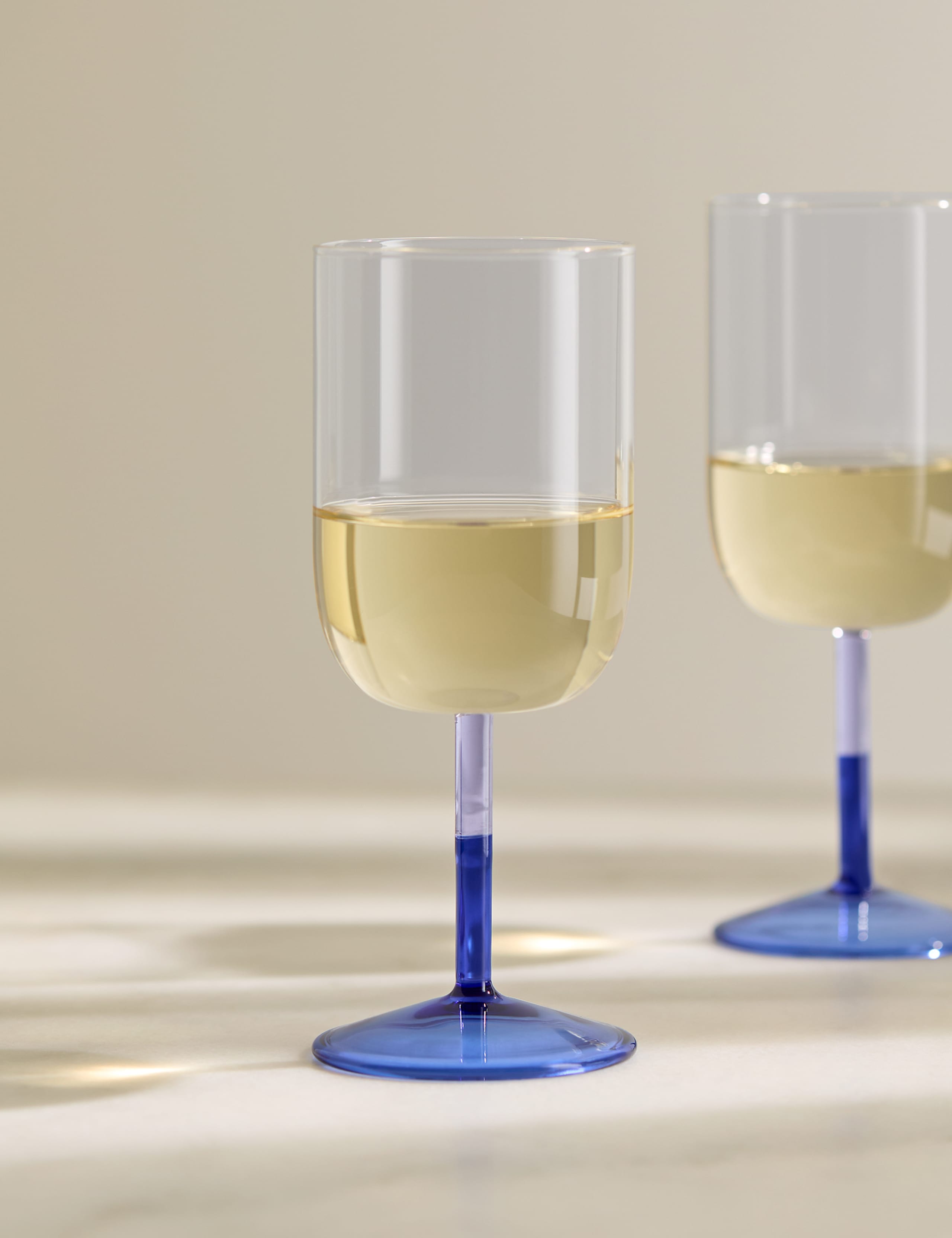 Set of 2 Two Tone Wine Glasses 1 of 5