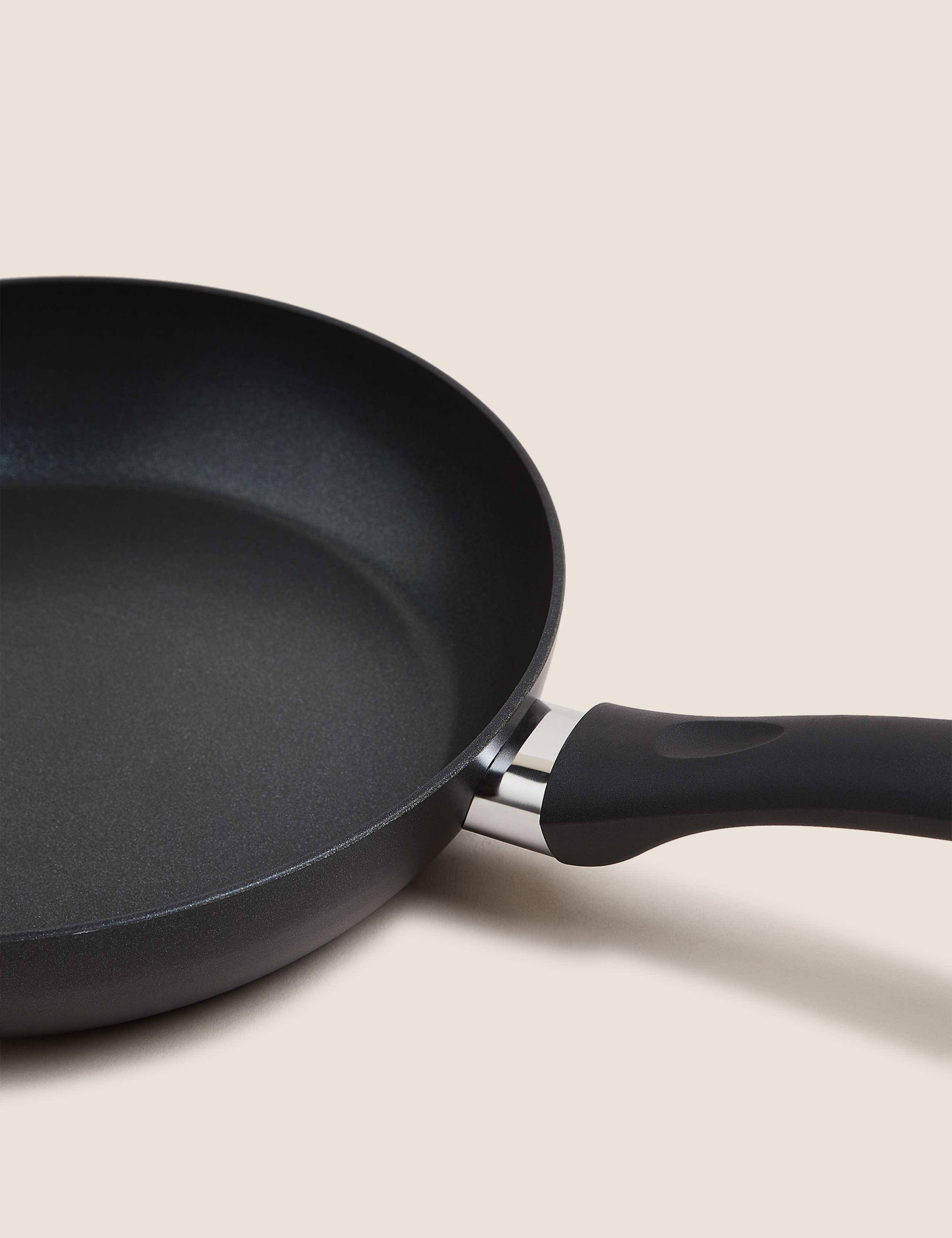 Black Aluminium 24cm Medium Non-Stick Frying Pan 3 of 3