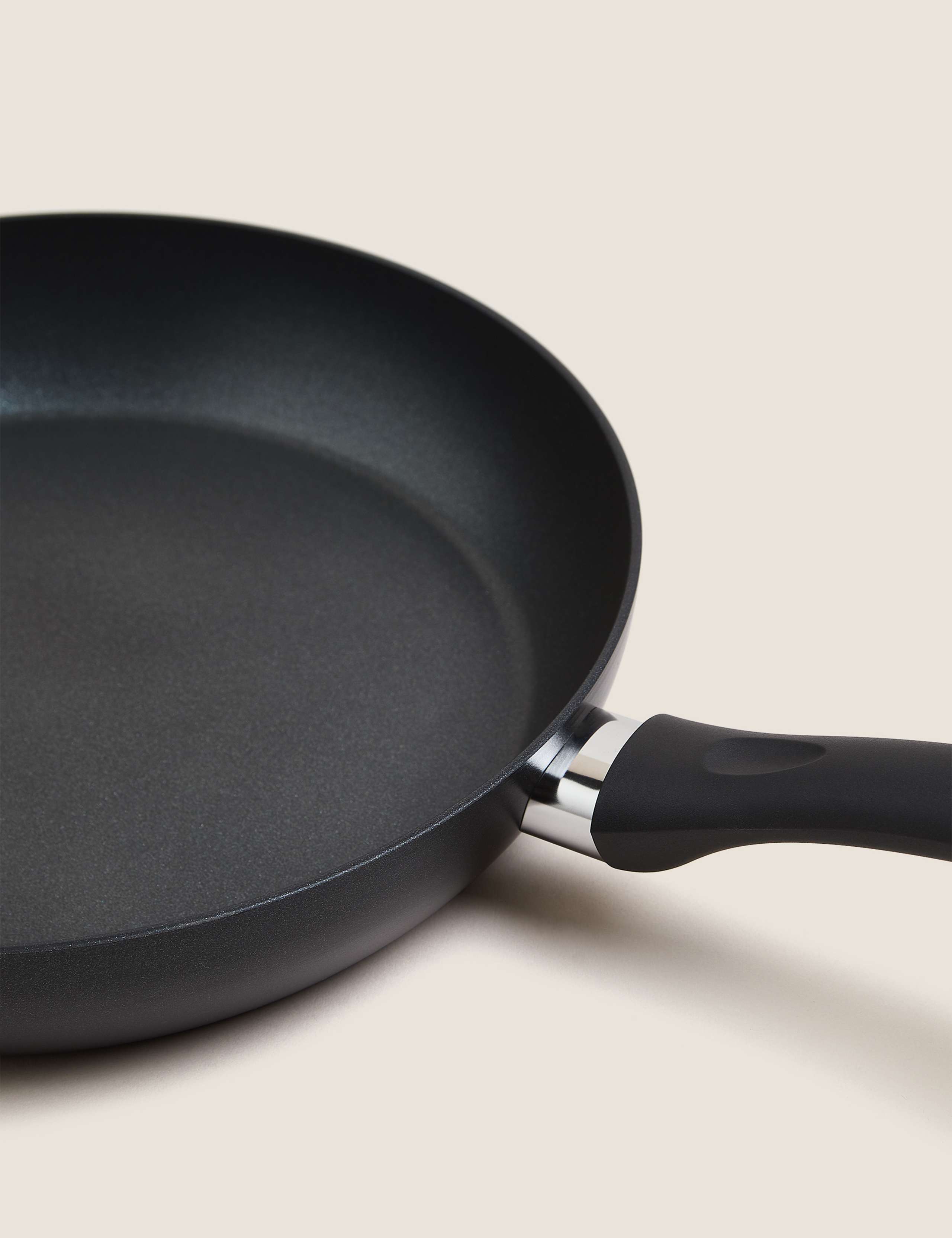 Black Aluminium 28cm Non-Stick Frying Pan 3 of 3