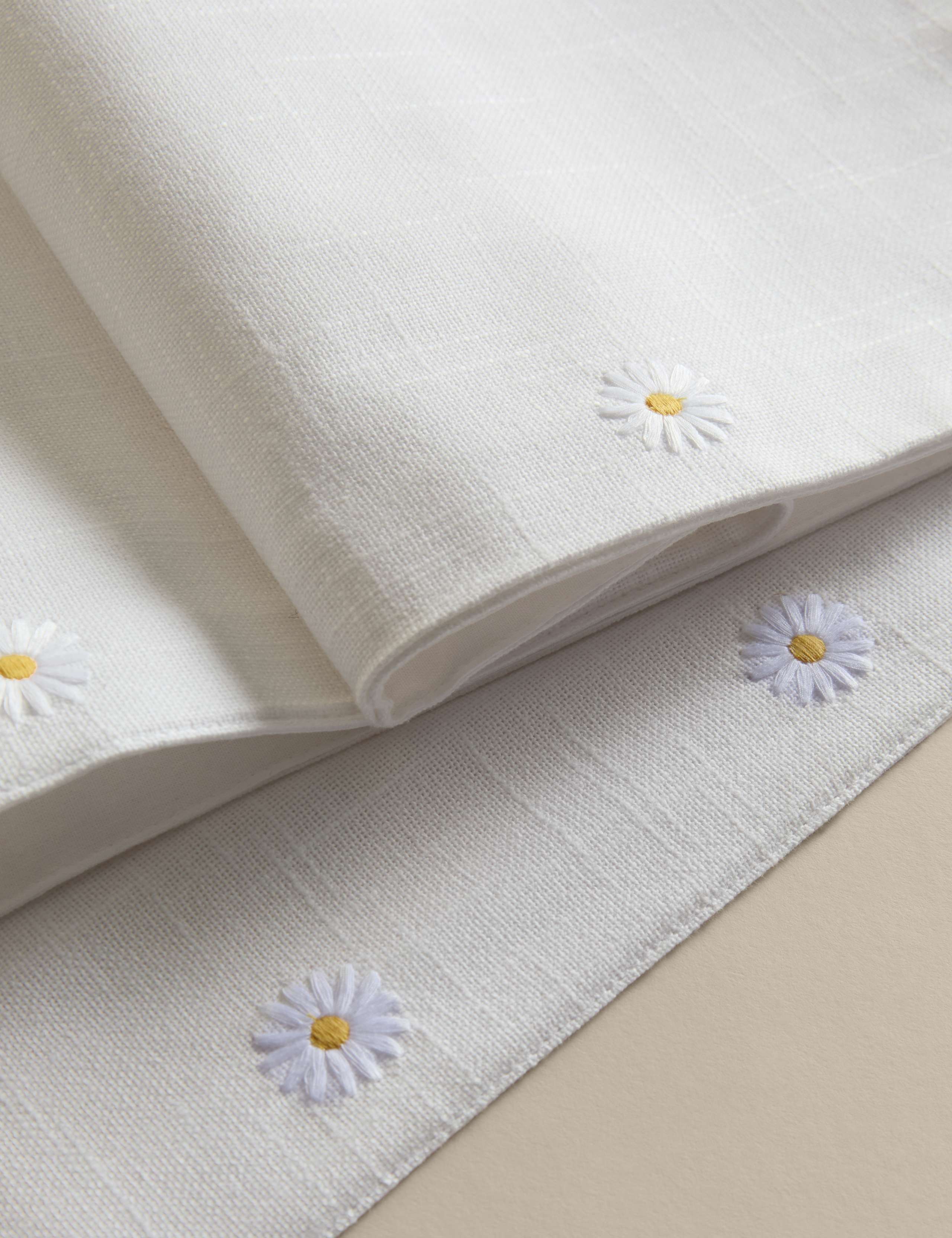 Pure Cotton Daisy Table Runner 3 of 4