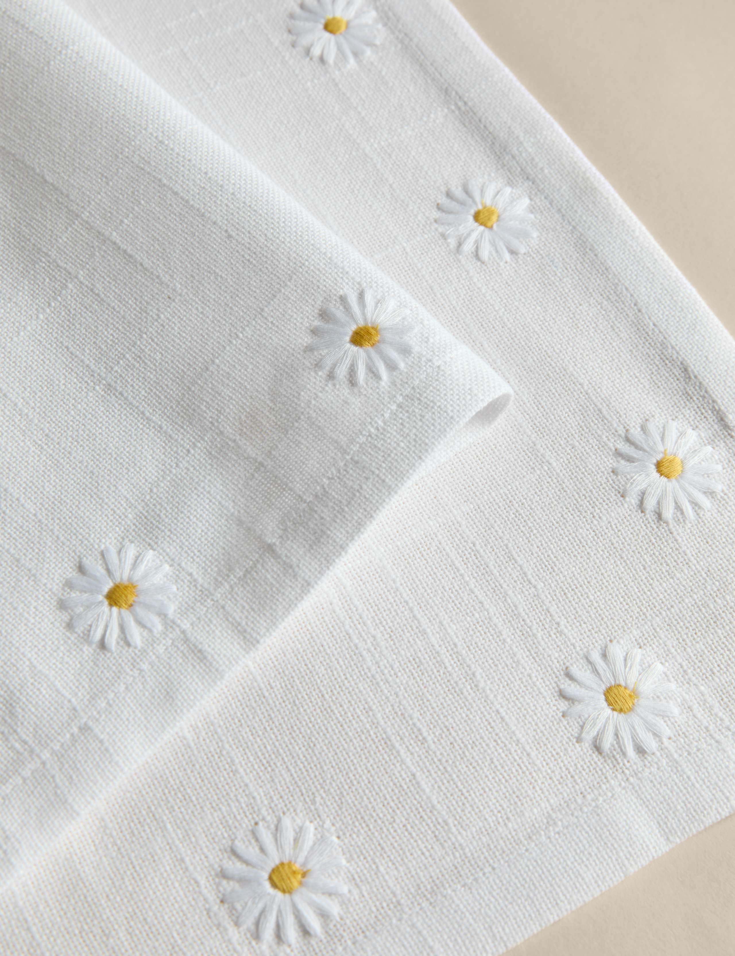 Set of 4 Pure Cotton Daisy Napkins 2 of 4