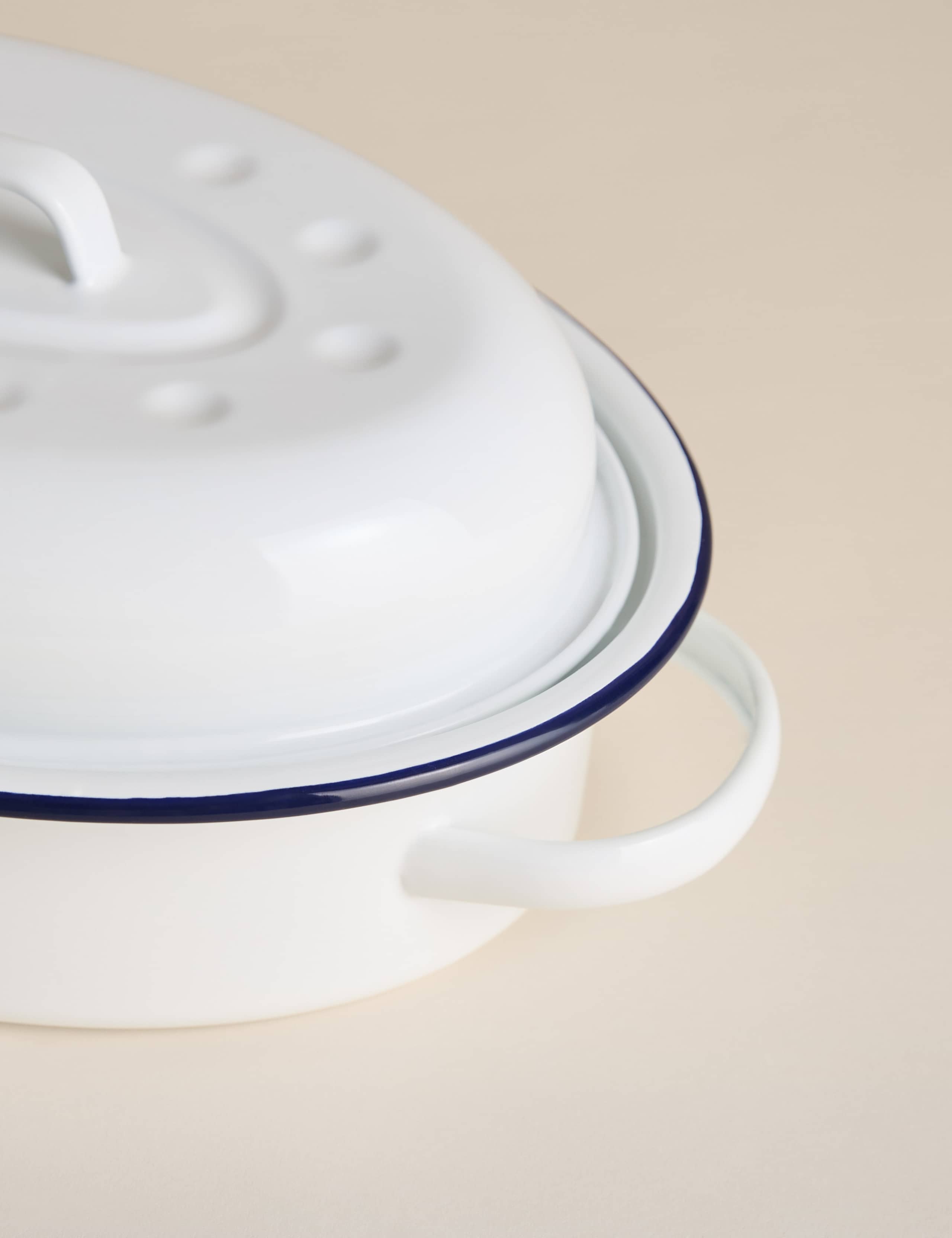 Oval Enamel Roaster with Lid 2 of 3