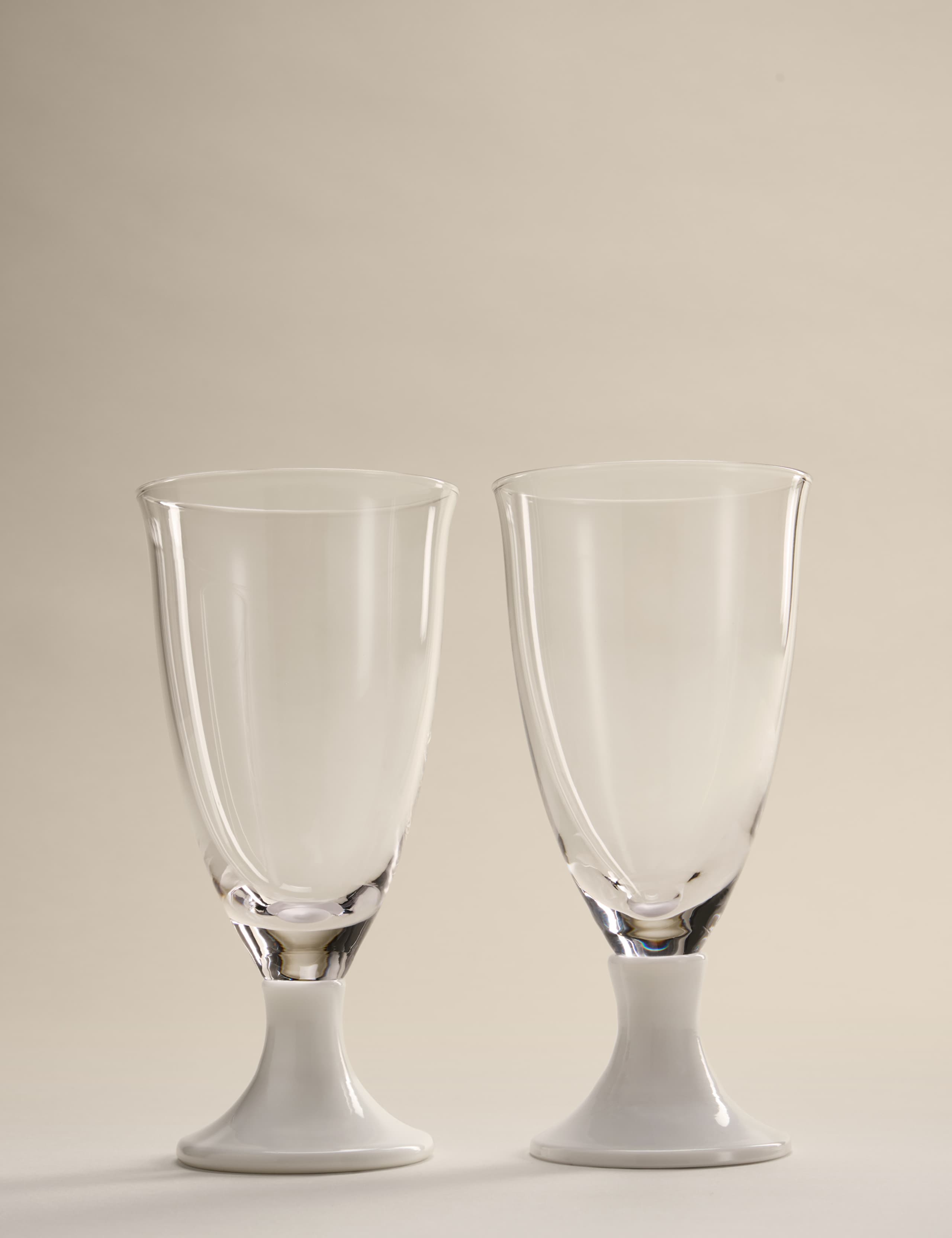 Set of 2 Footed Wine Glasses 2 of 5