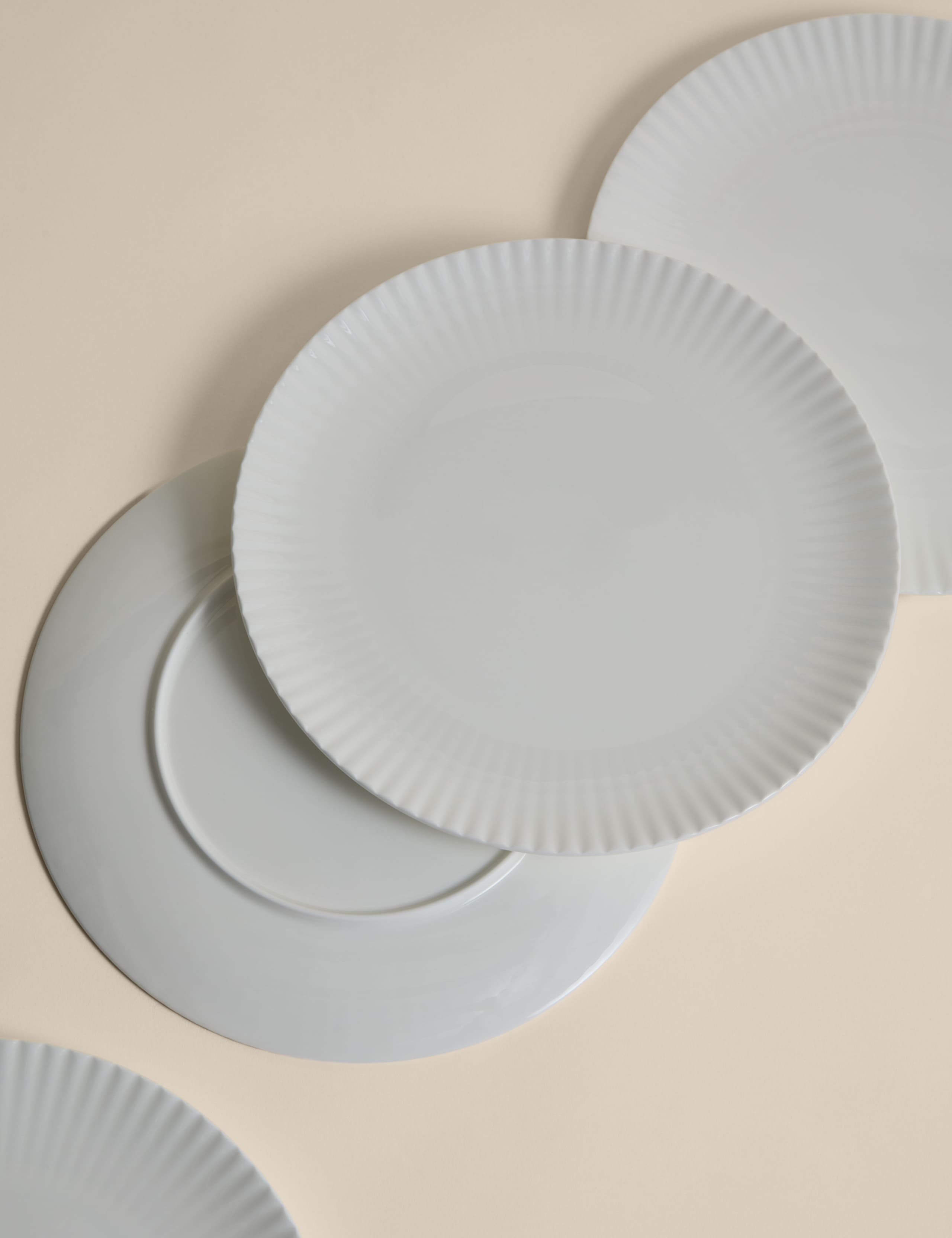 Set of 4 Hampton Fluted Dinner Plates 1 of 5