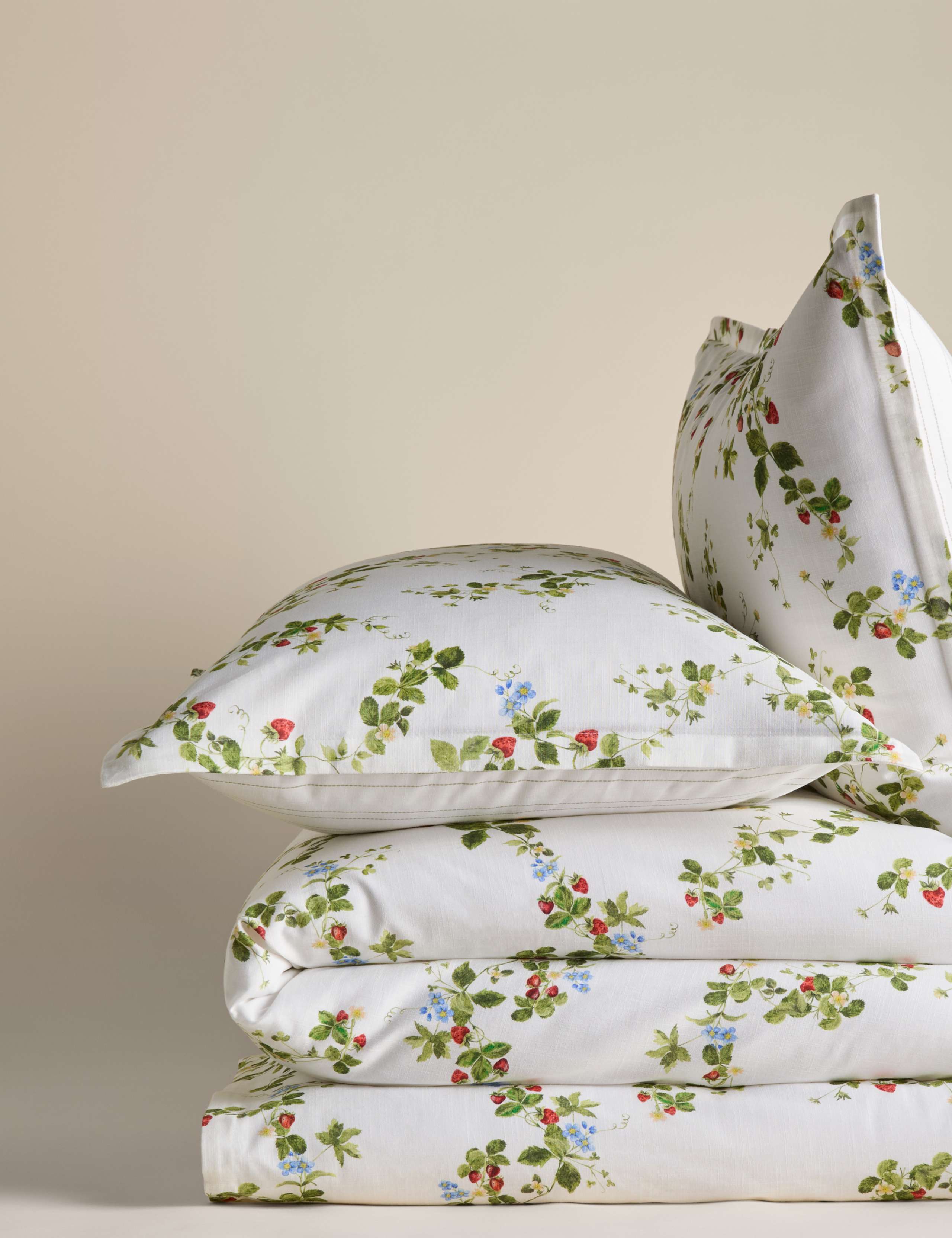 Pure Cotton Strawberry Field Bedding Set 2 of 5