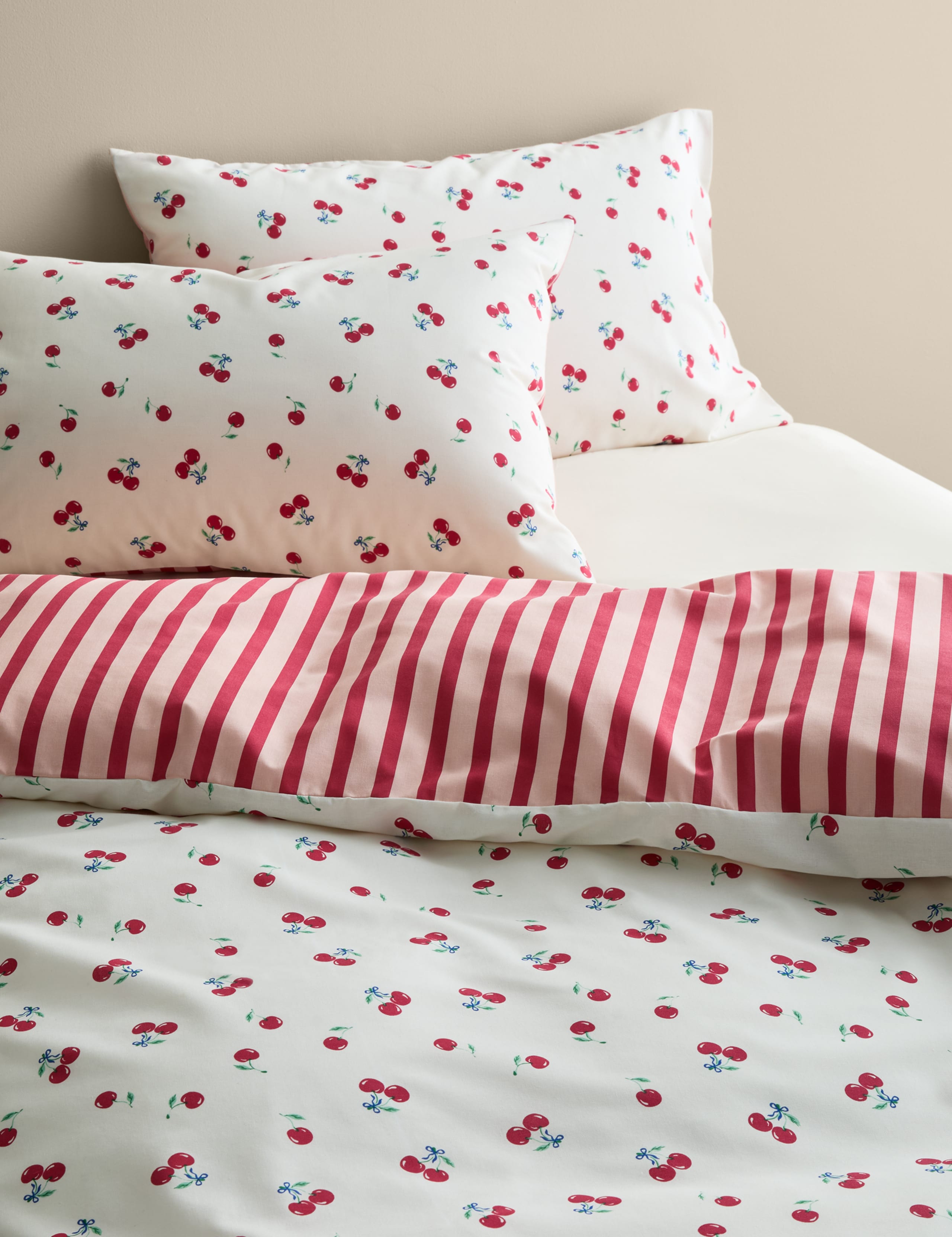 Cotton Blend Cherry Print Bedding Set 1 of 5