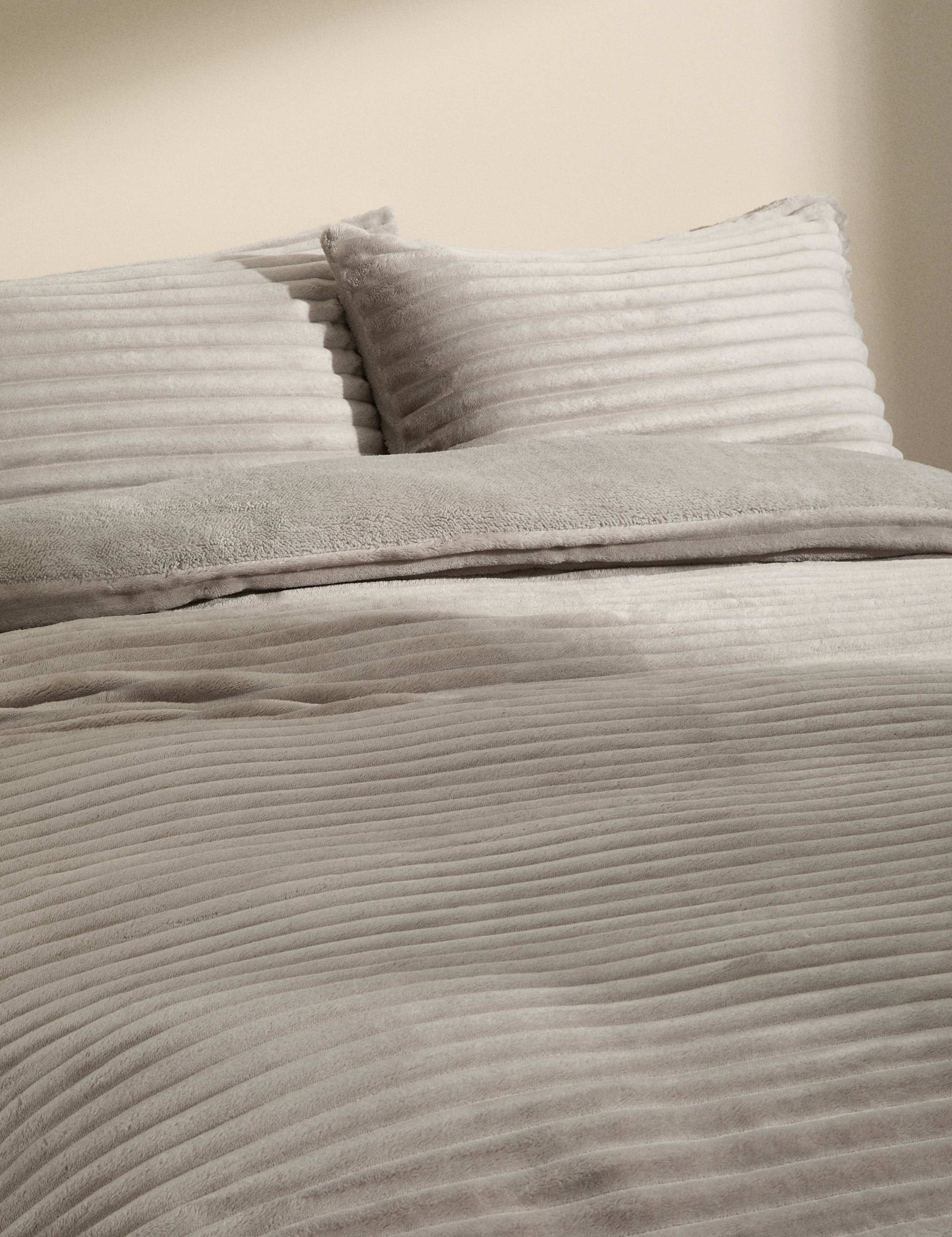 Cloud Fleece Striped Bedding Set 1 of 6