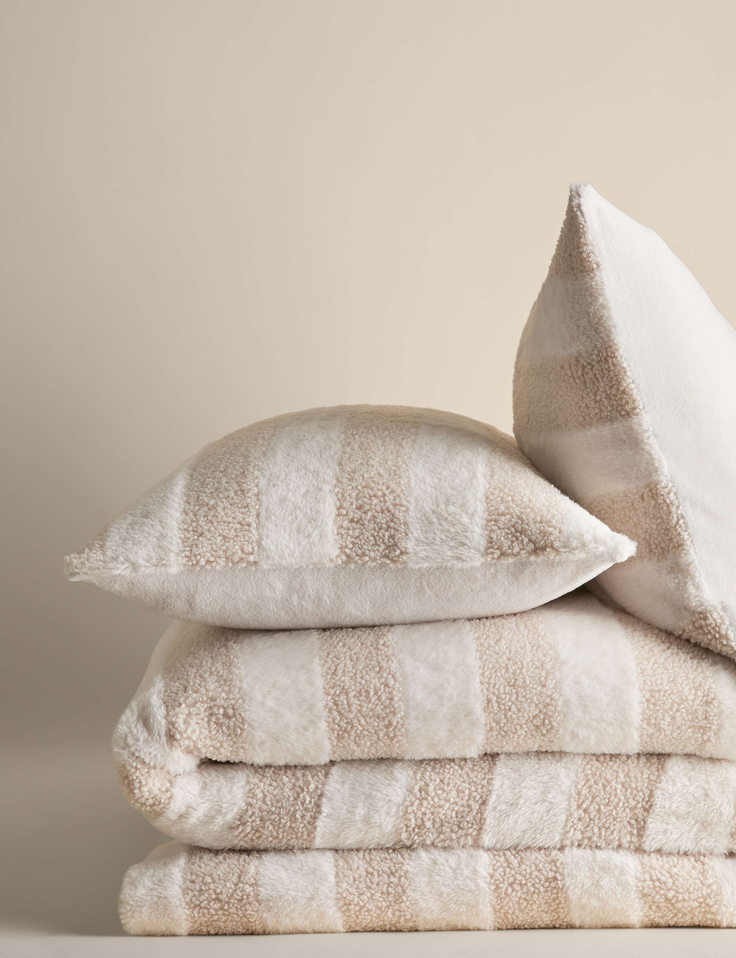 Borg & Fleece Striped Bedding Set 2 of 6