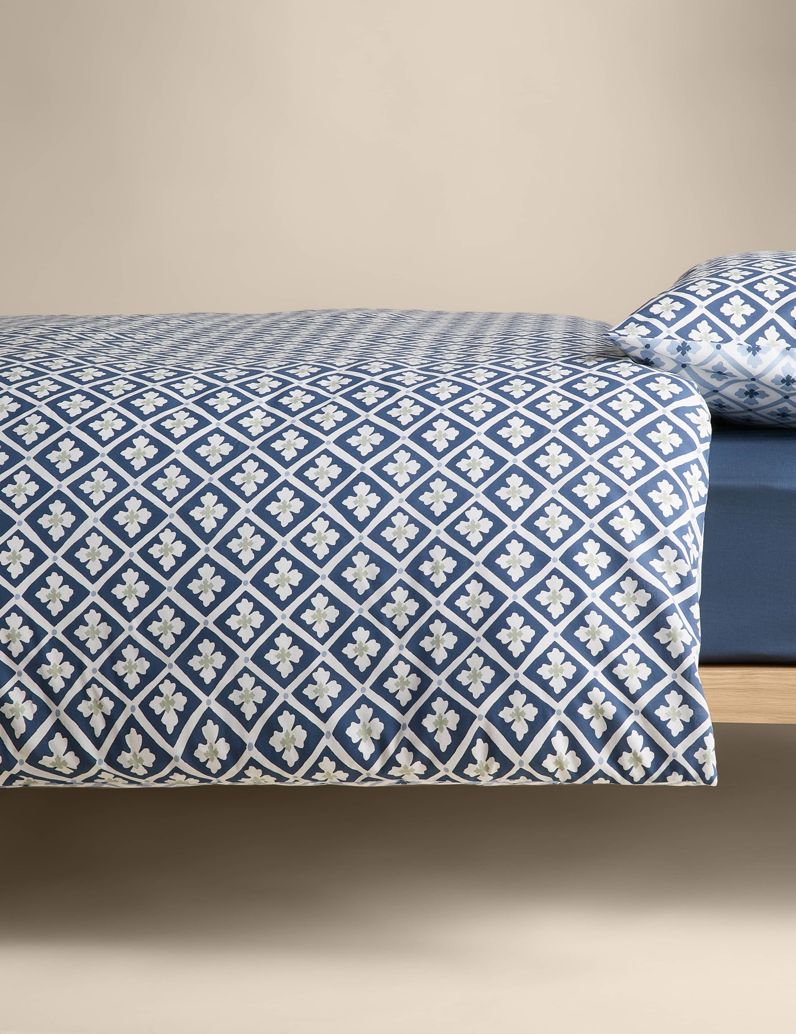 Cotton Blend Geometric Tile Bedding Set 4 of 6