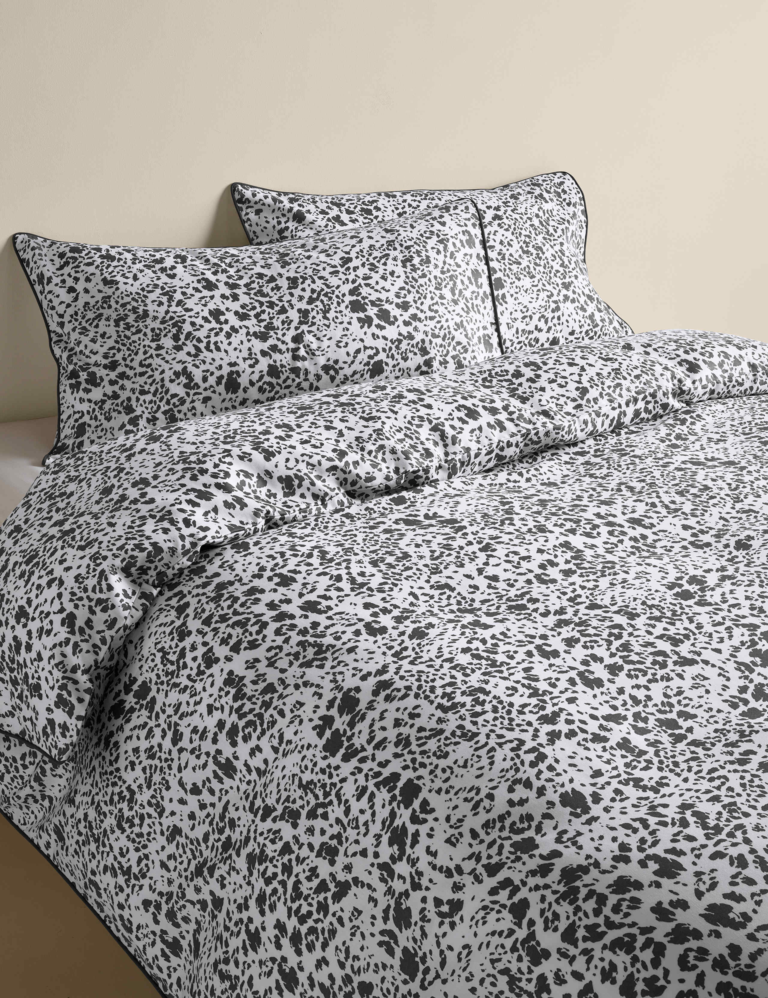 Pure Cotton Animal Print Bedding Set 1 of 5