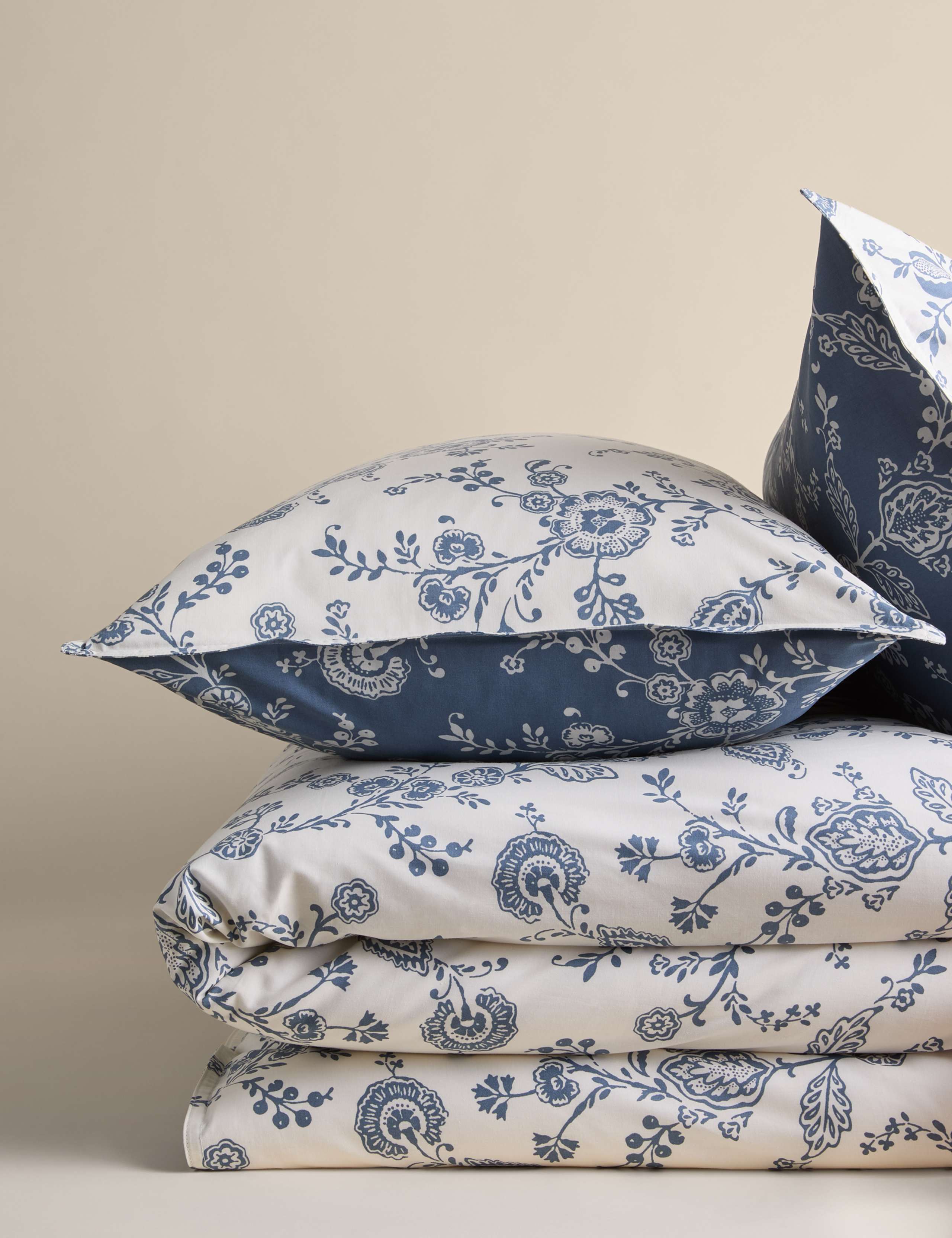 Cotton Rich Trailing Floral Bedding Set 1 of 4