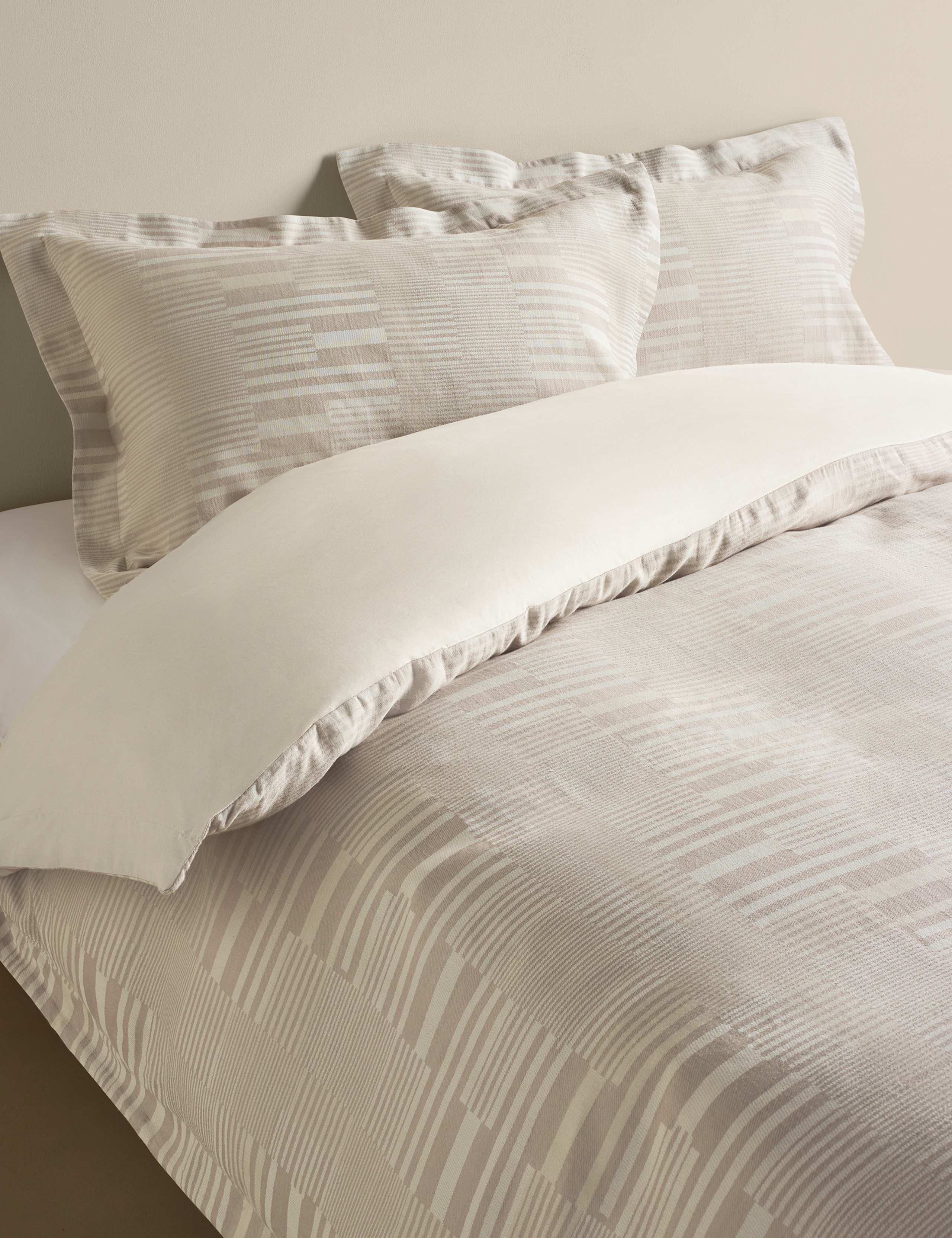 Rectangular Geometric Jacquard Bedding Set 1 of 5