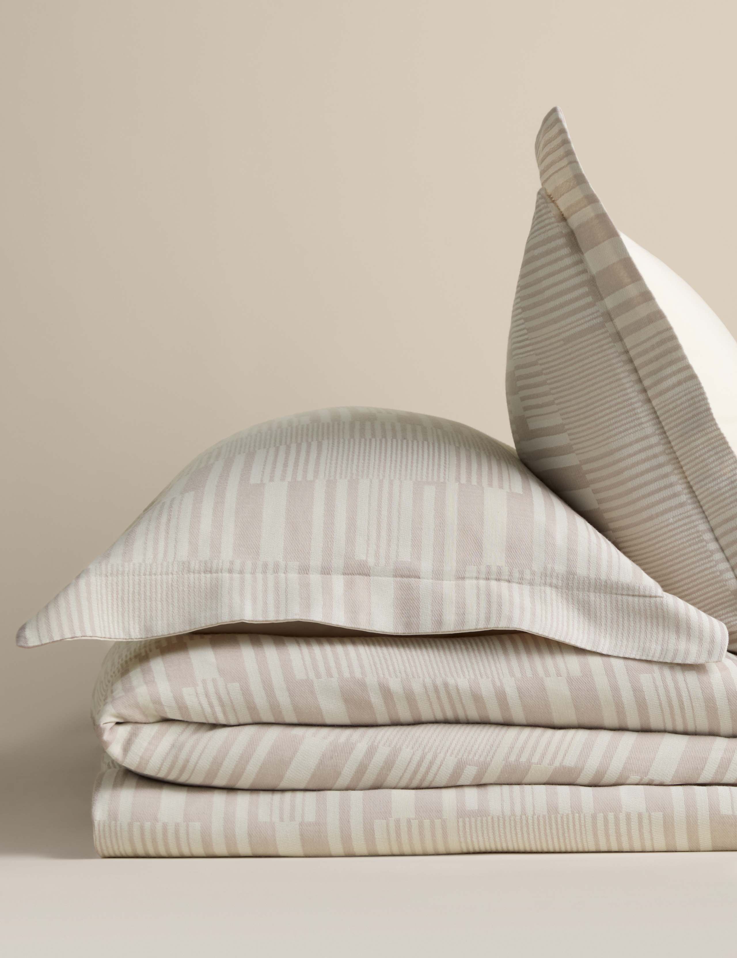 Rectangular Geometric Jacquard Bedding Set 2 of 5