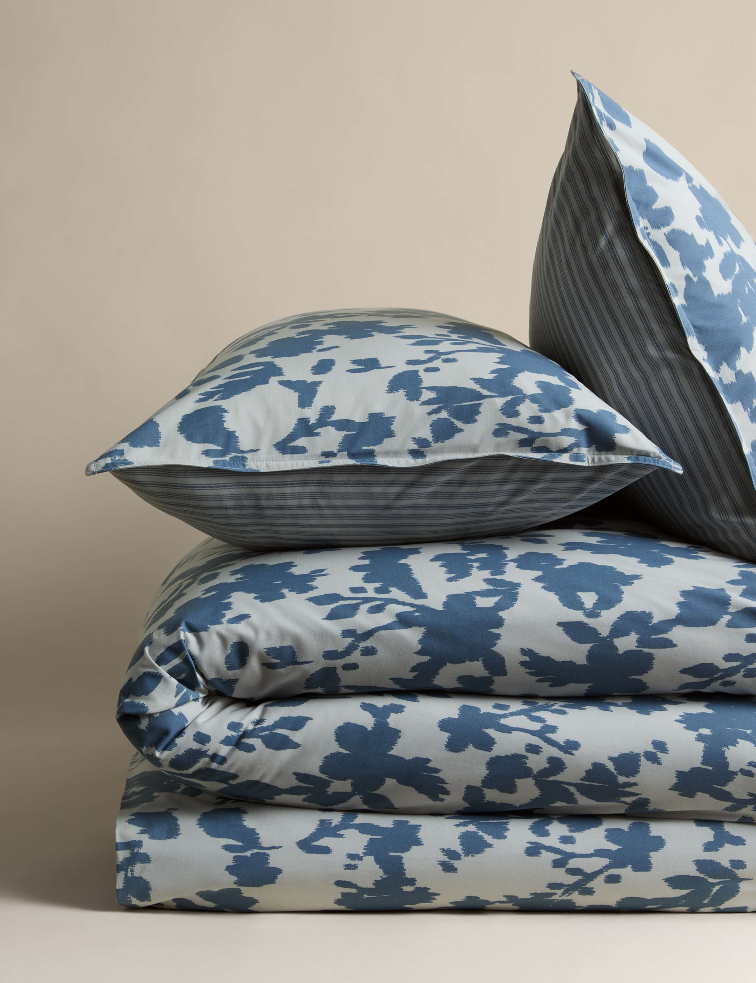 Cotton Rich Floral Reversible Bedding Set 2 of 5