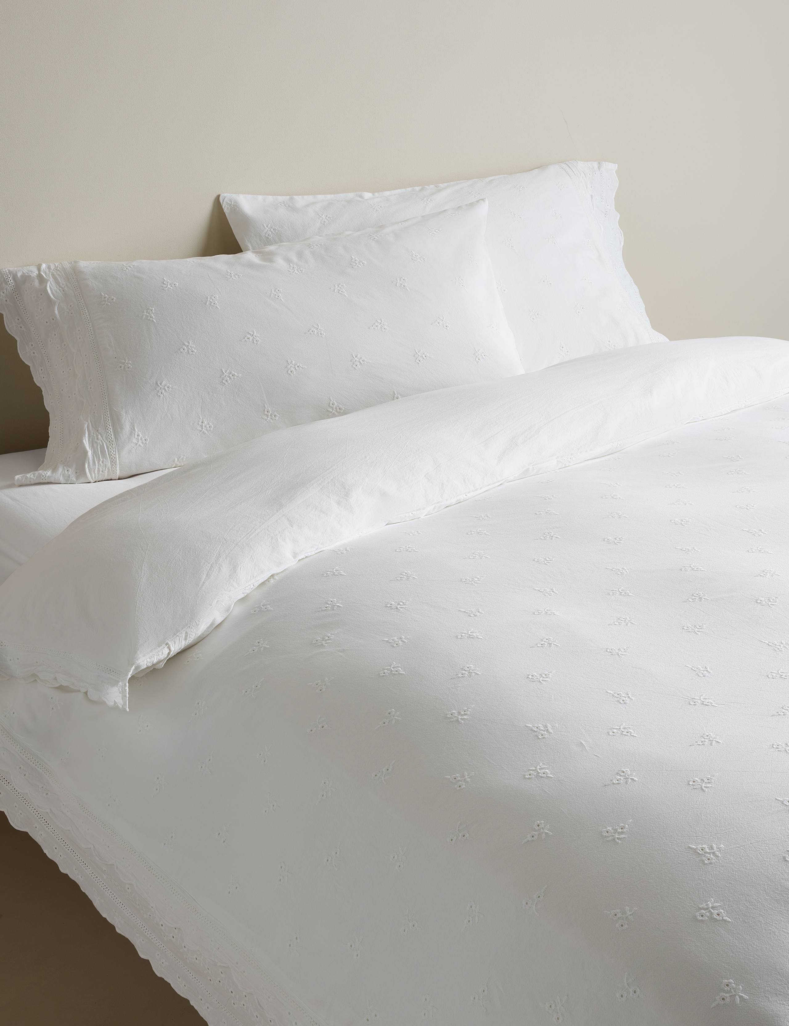 Scalloped Lace Embroidered Bedding Set 1 of 5