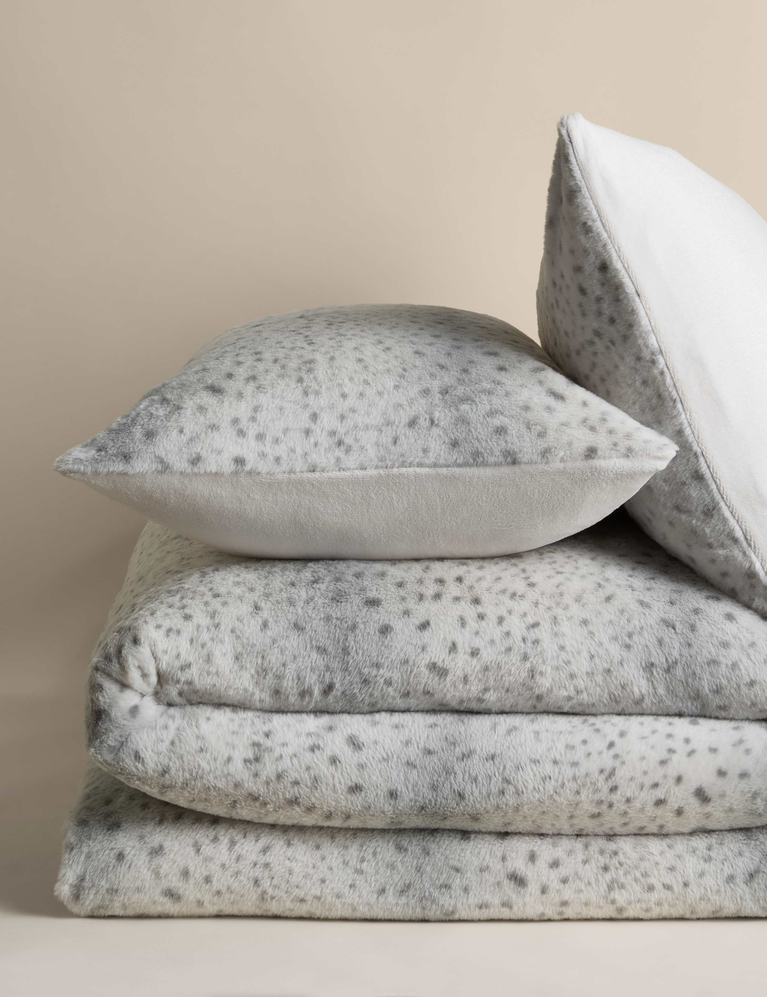 Snow Leopard Faux Fur Bedding Set 1 of 4