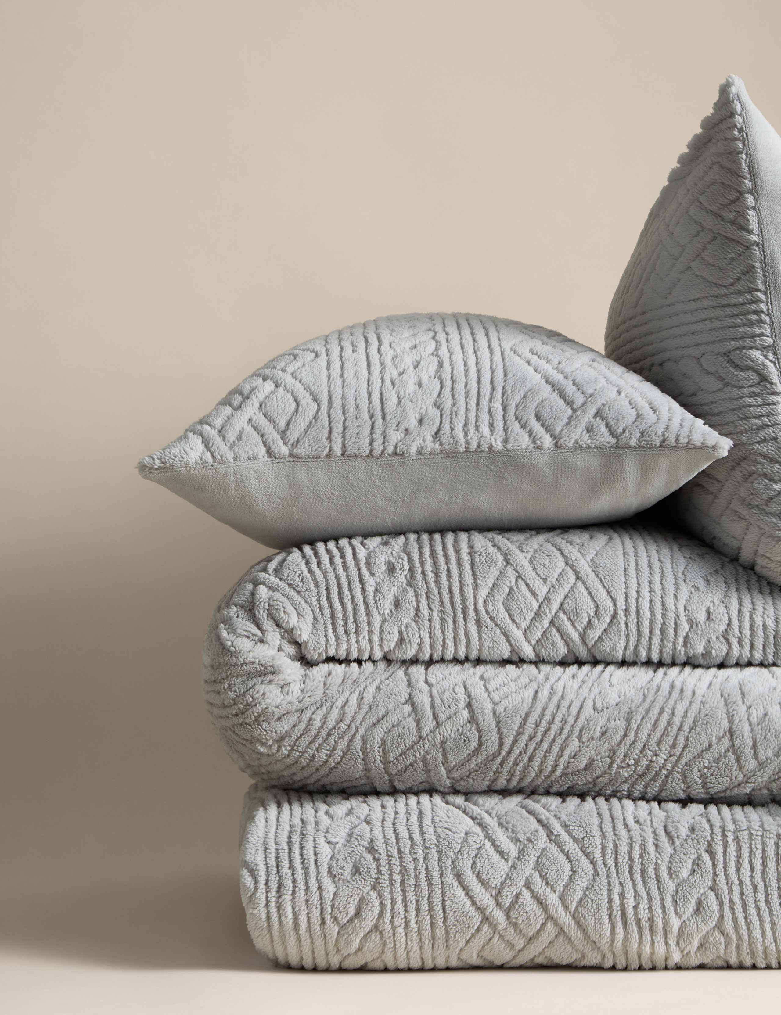 Fleece Cable Bedding Set 2 of 5