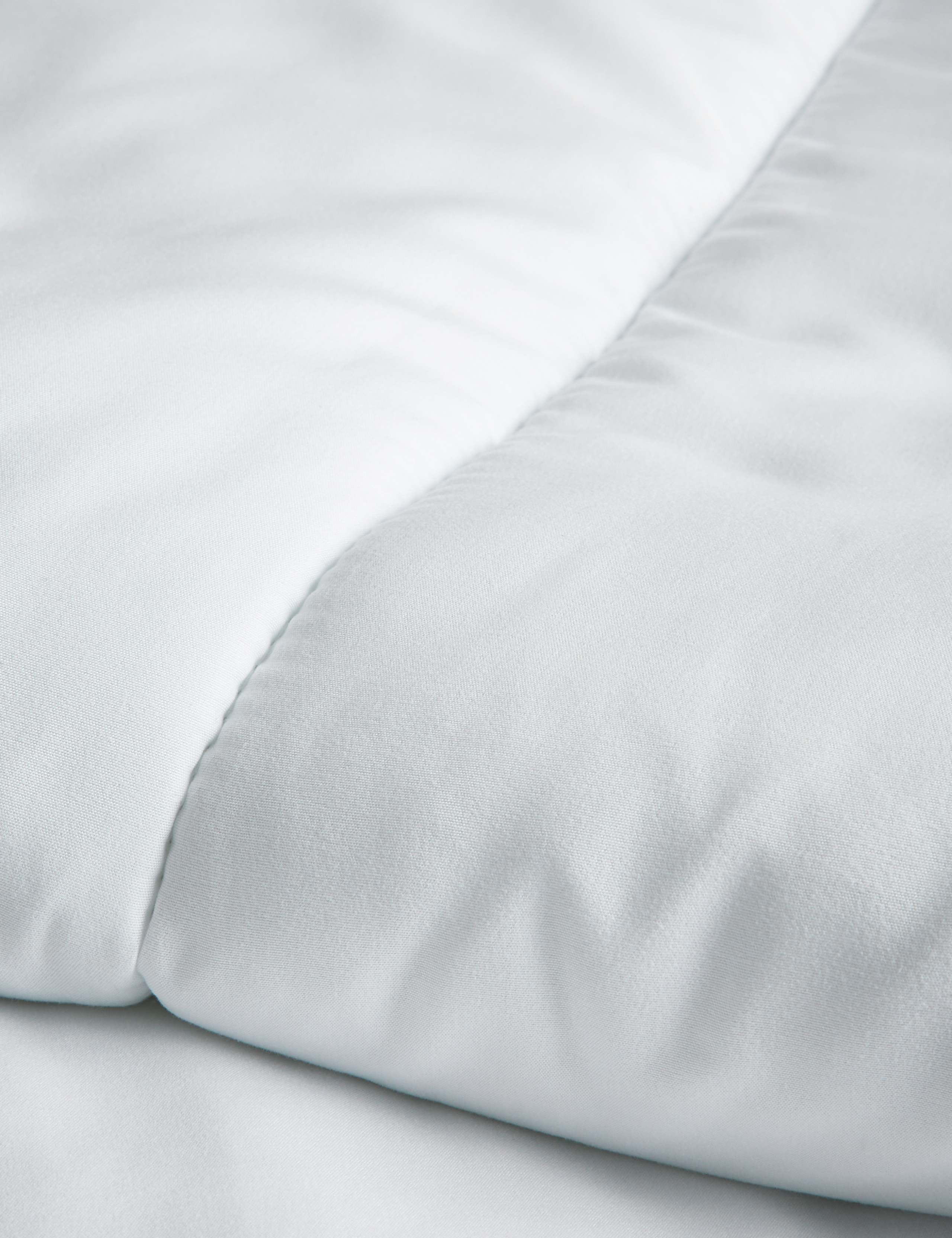 Microfibre 10.5 Tog Duvet 3 of 4