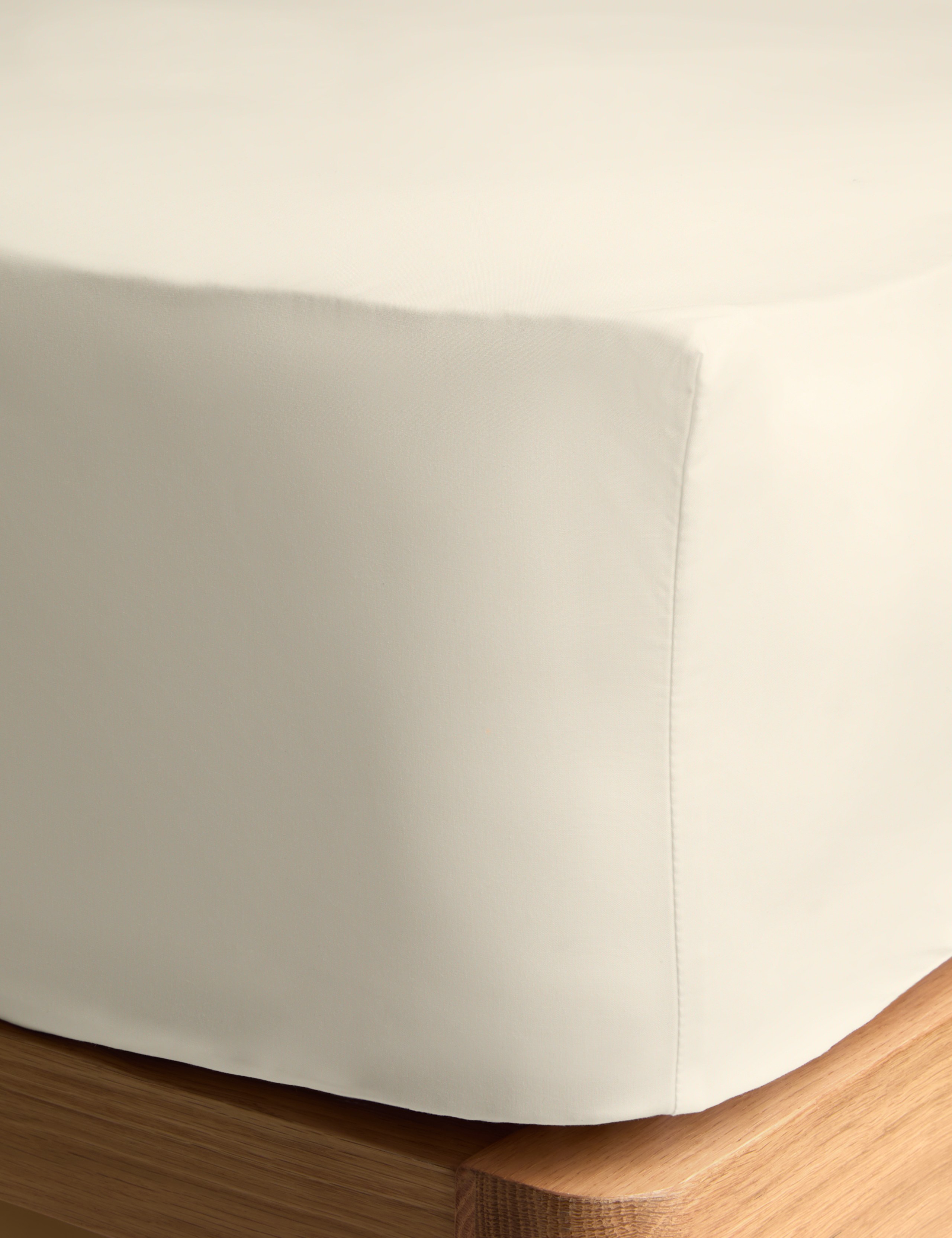 Egyptian Cotton 230 Thread Count Crisp Deeper Fitted Sheet 2 of 3