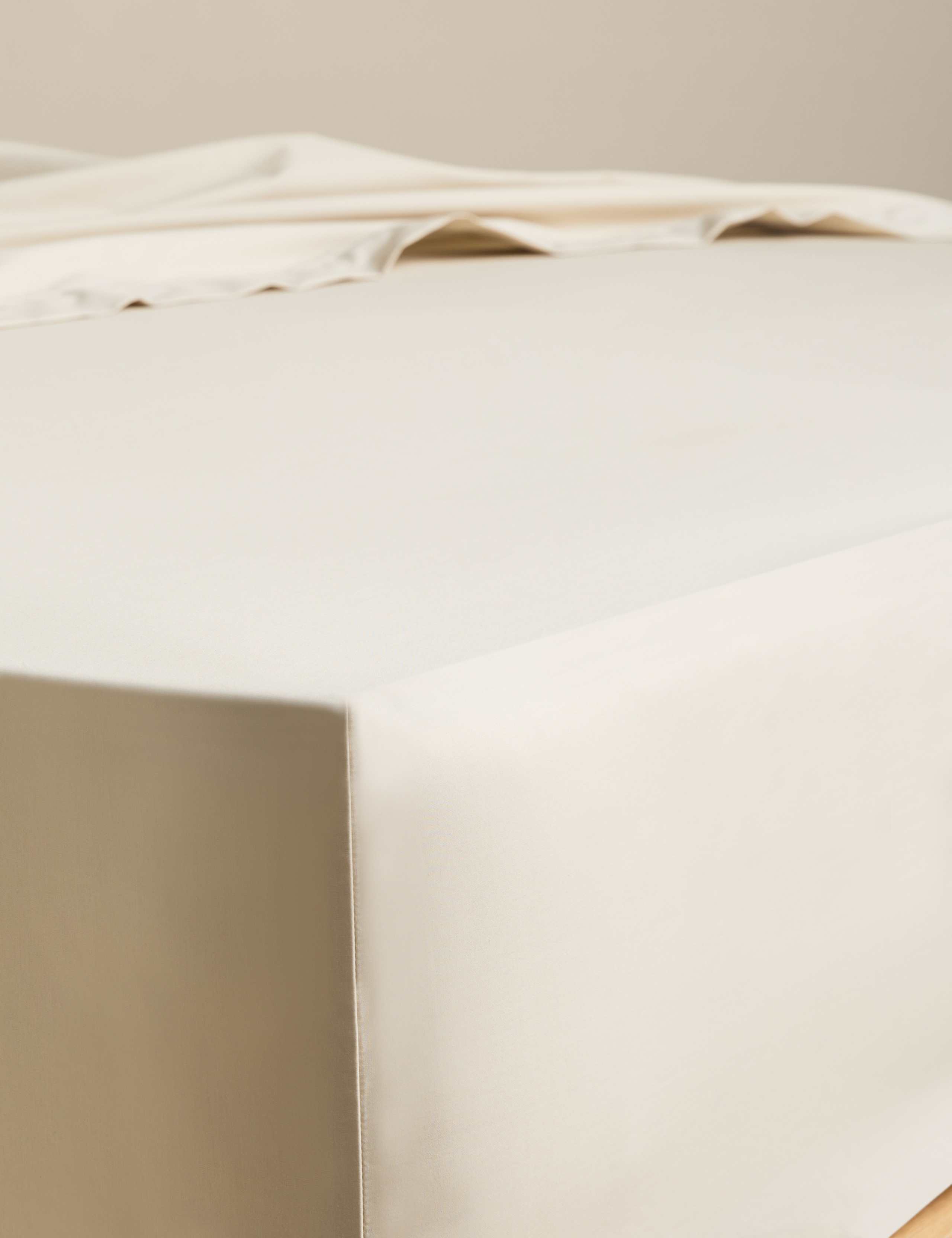 Egyptian Cotton 230 Thread Count Crisp Extra Deep Fitted Sheet 1 of 3