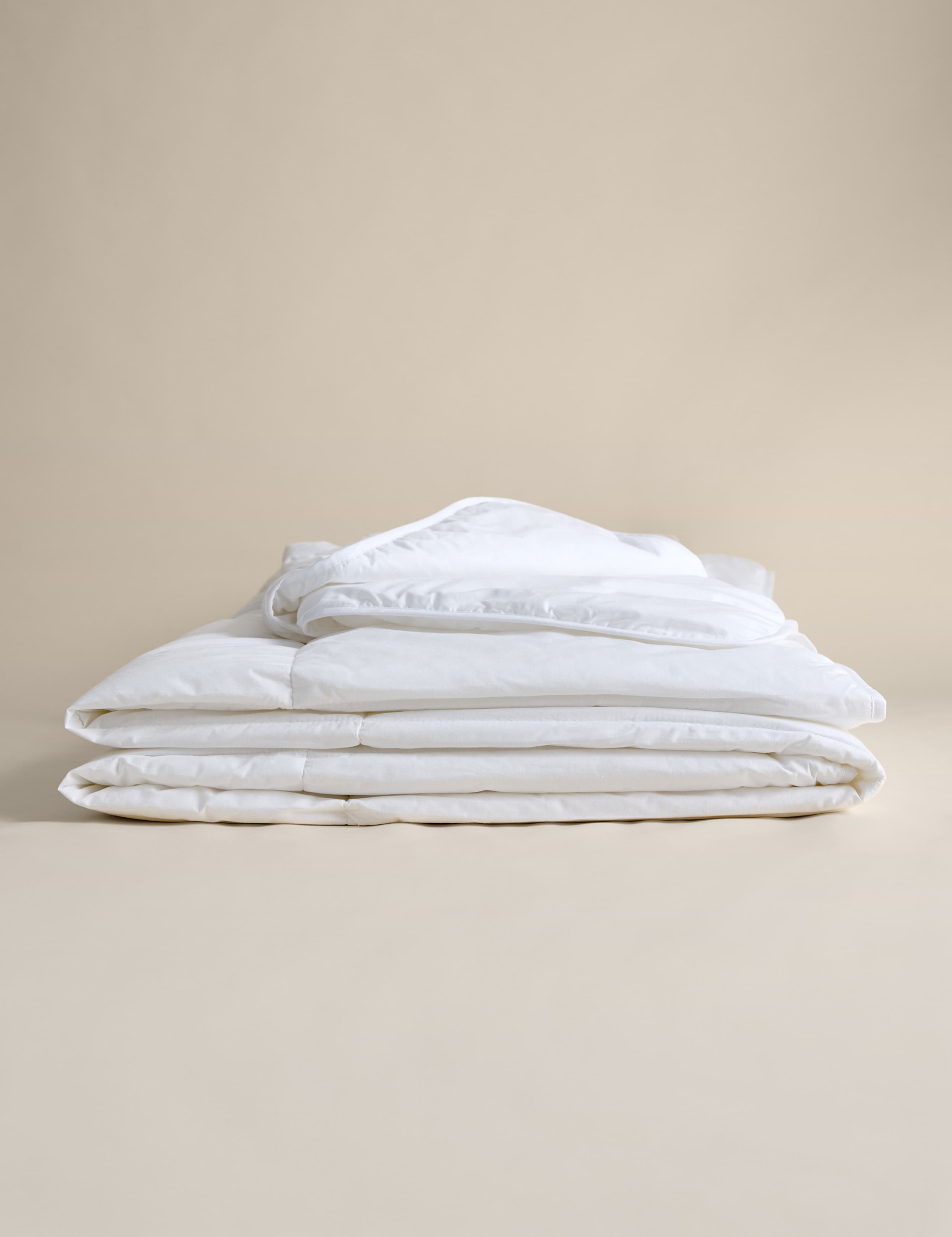 Luxury Down Alternative 2.5 Tog Duvet 2 of 4