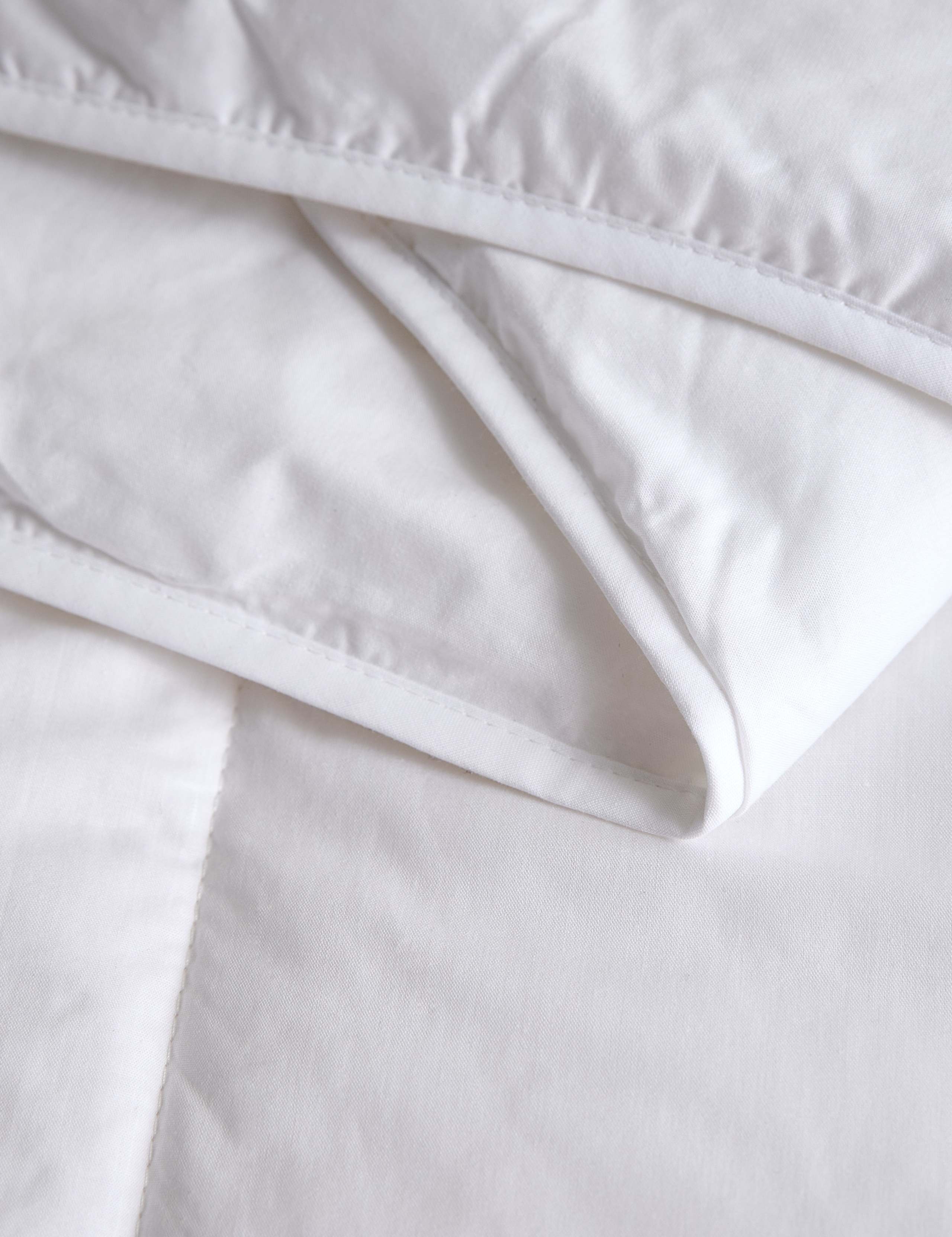 Luxury Down Alternative 2.5 Tog Duvet 3 of 4