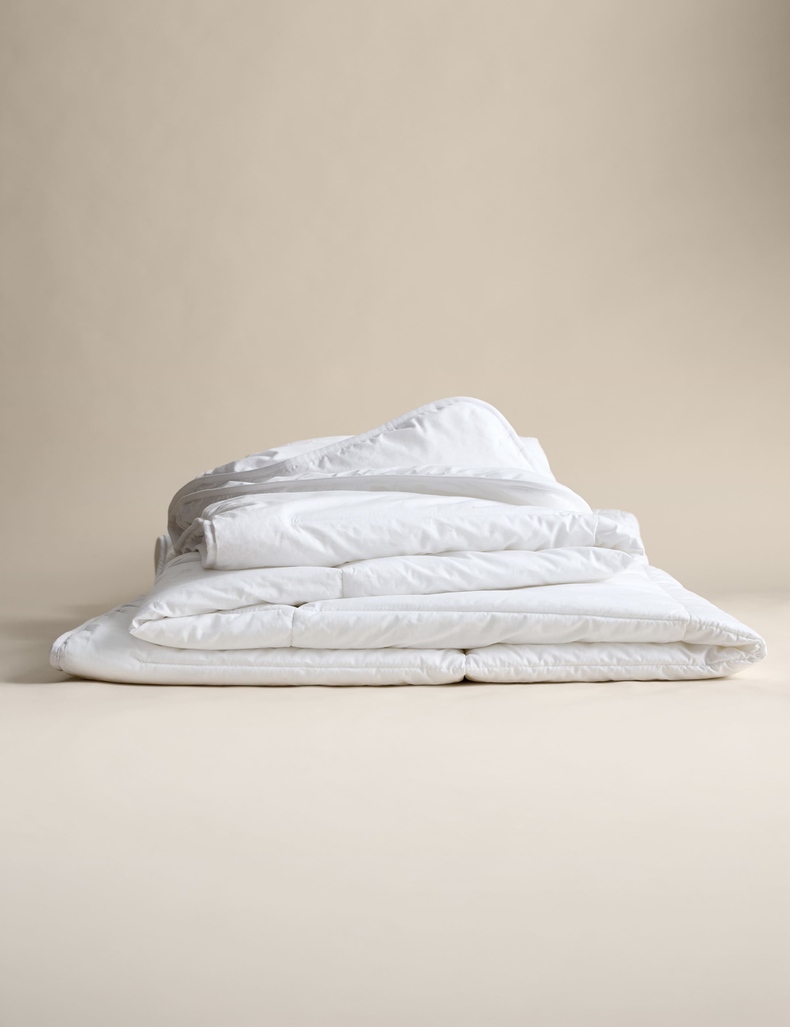 Luxury Down Alternative 4.5 Tog Duvet 2 of 4