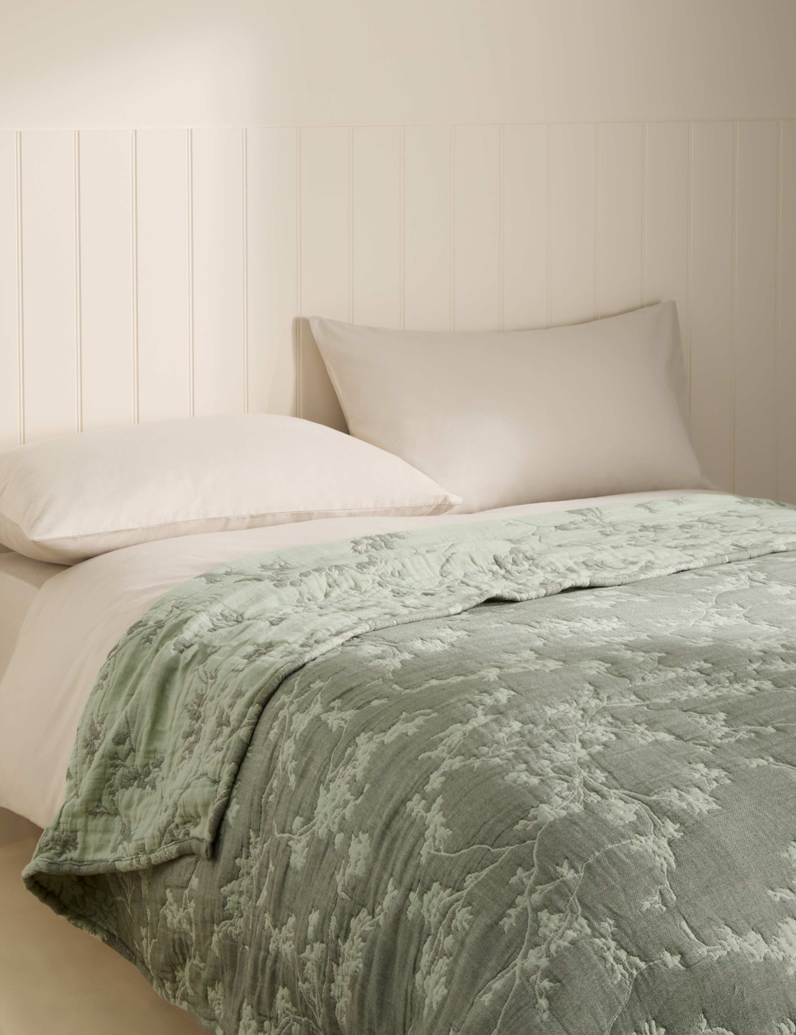 Pure Cotton Floral Jacquard Bedspread 1 of 5