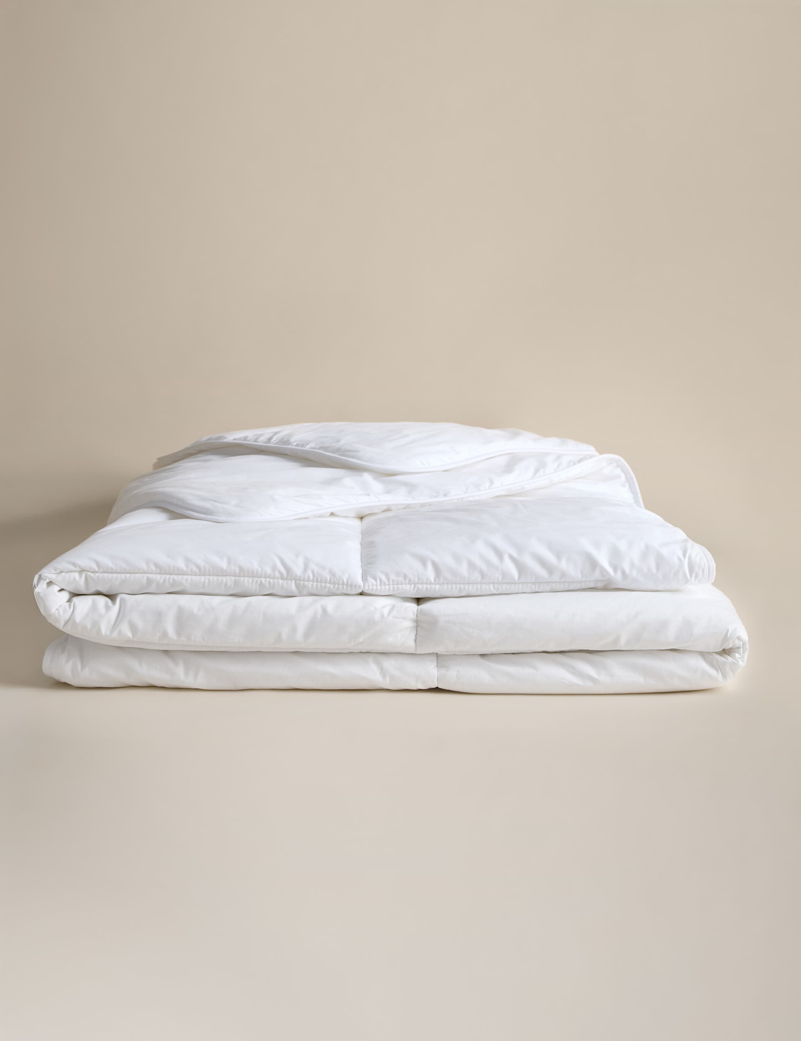 Luxury Down Alternative 7.5 Tog Duvet 2 of 4