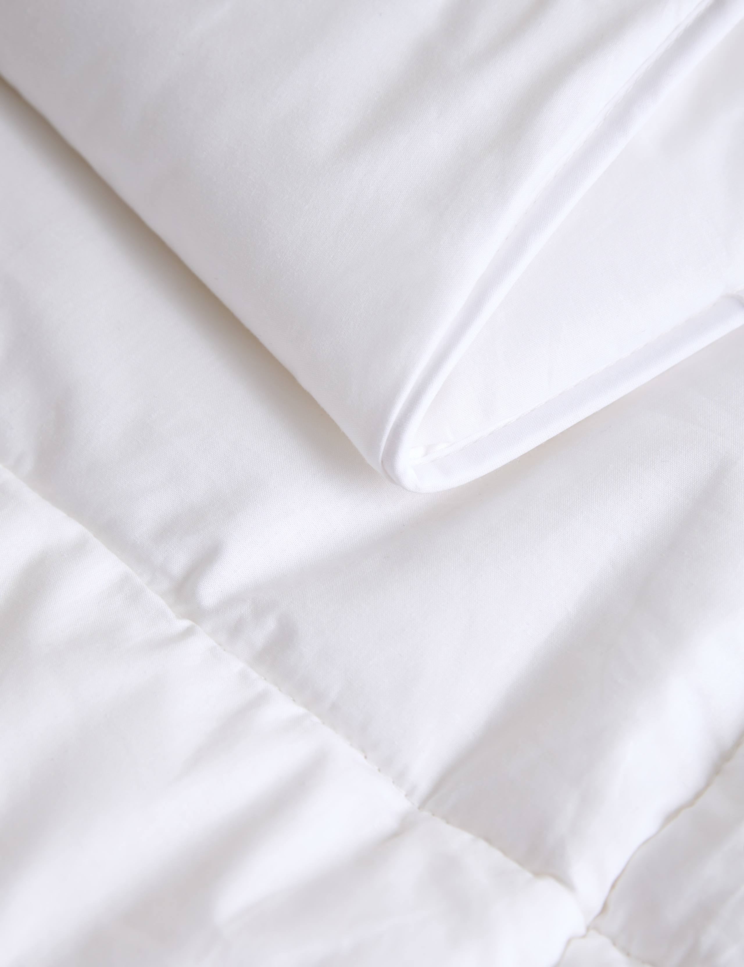 Luxury Down Alternative 7.5 Tog Duvet 3 of 4