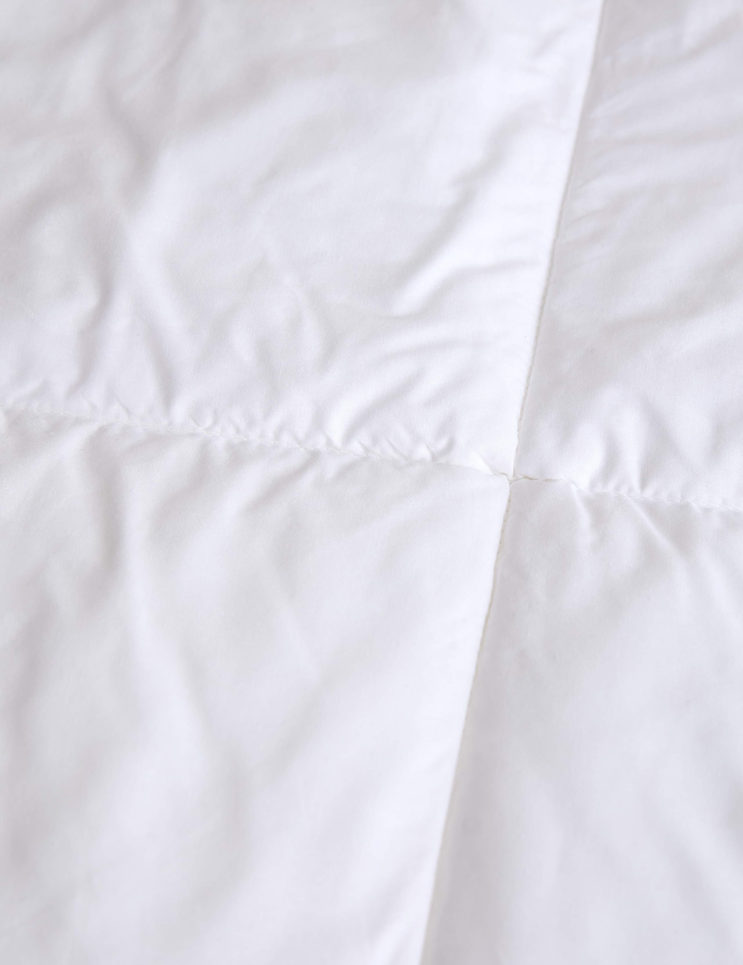 Luxury Down Alternative 7.5 Tog Duvet 4 of 4