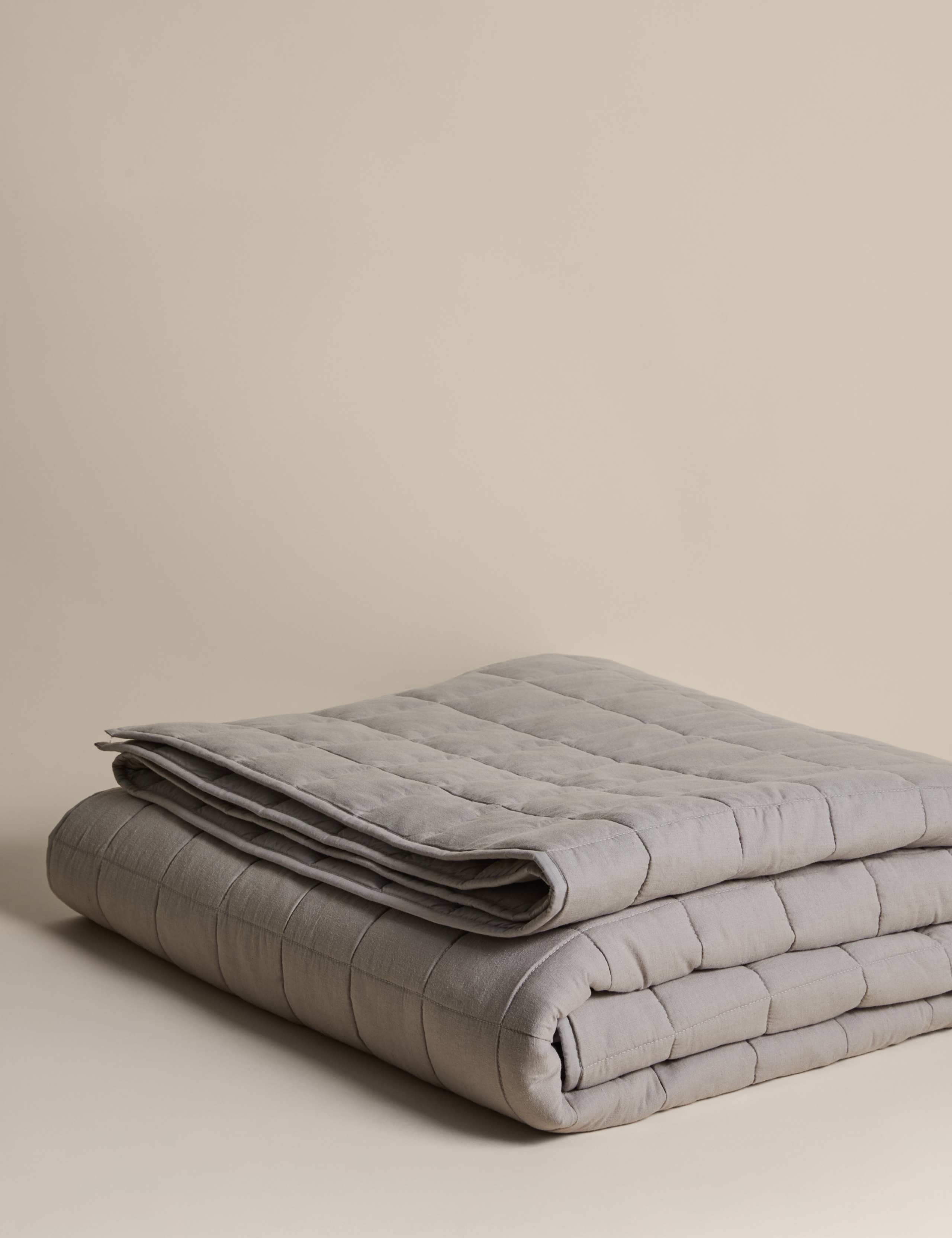 Cotton Rich Quilted Bedspread with Linen 2 of 5