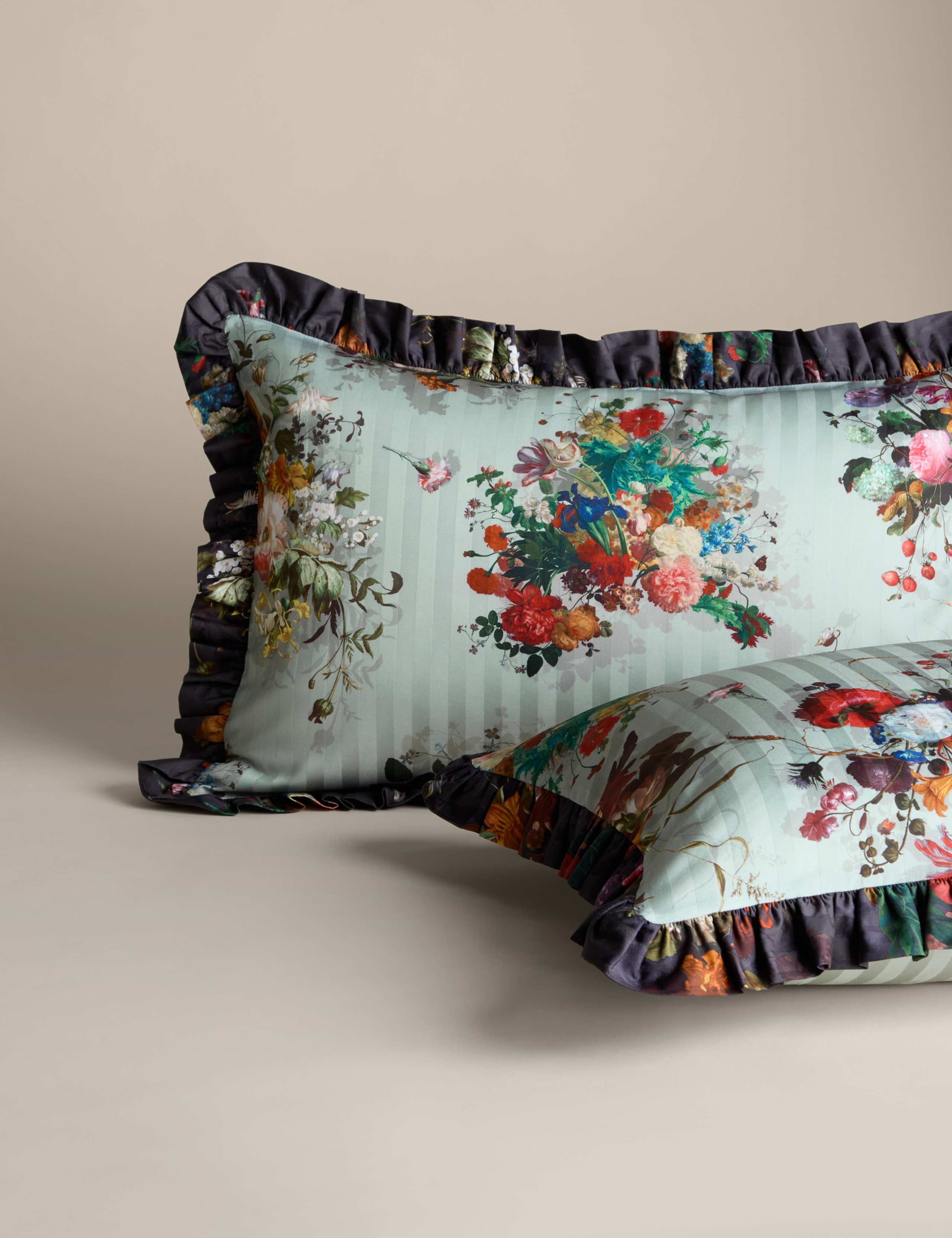 Pure Cotton Printed Ruffle Edge Bedding Set 3 of 7