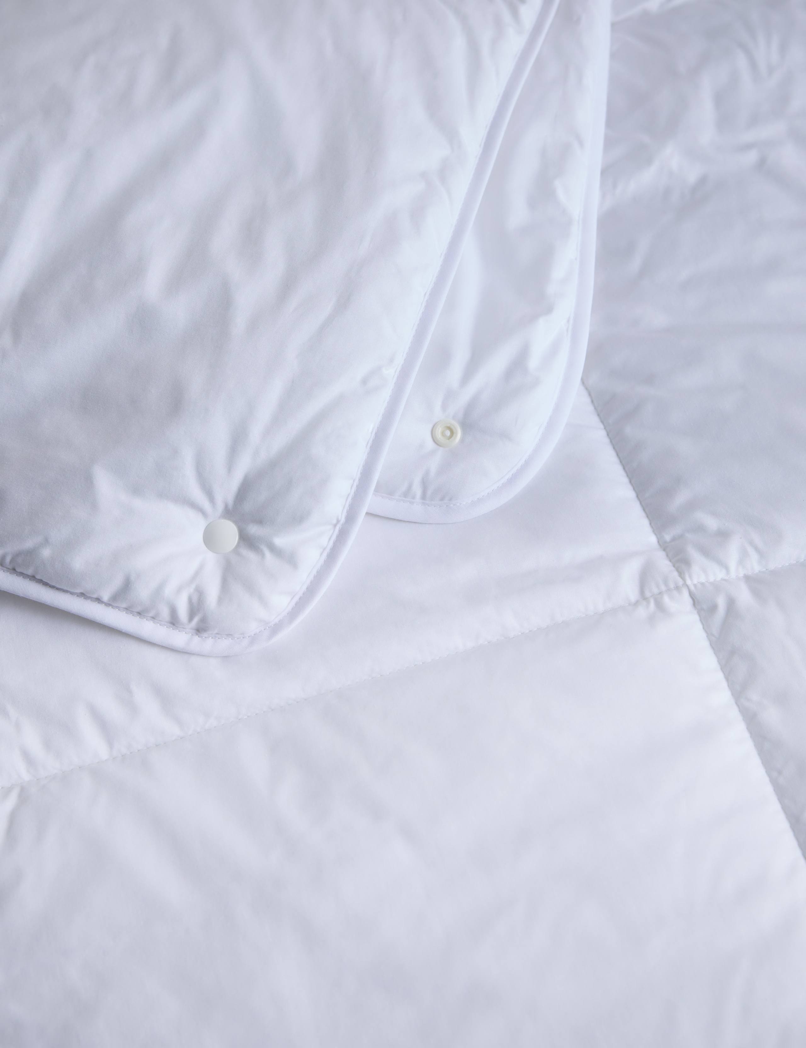 Luxury Down Alternative 10.5 Tog Duvet 3 of 3