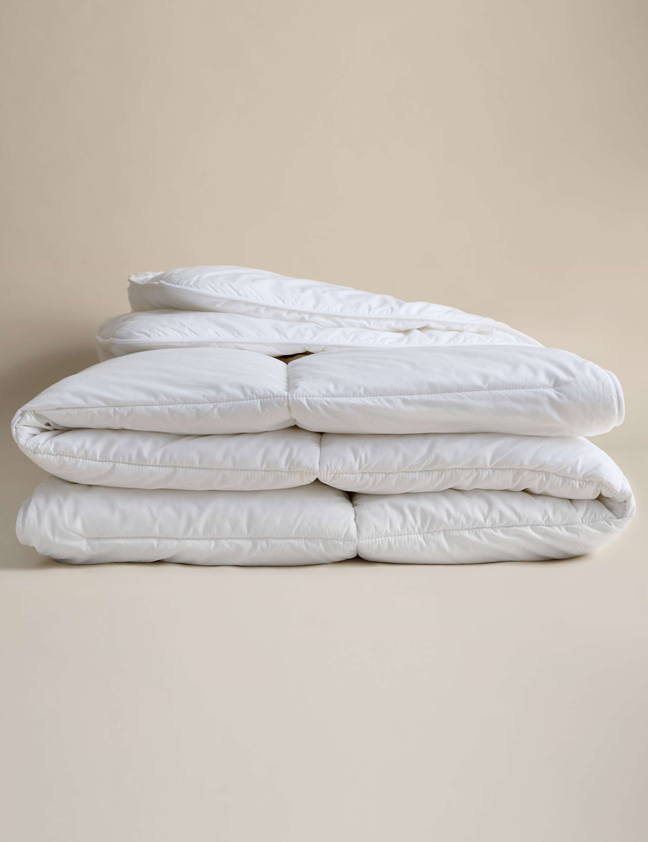 Luxury Down Alternative 13.5 Tog Duvet 2 of 4