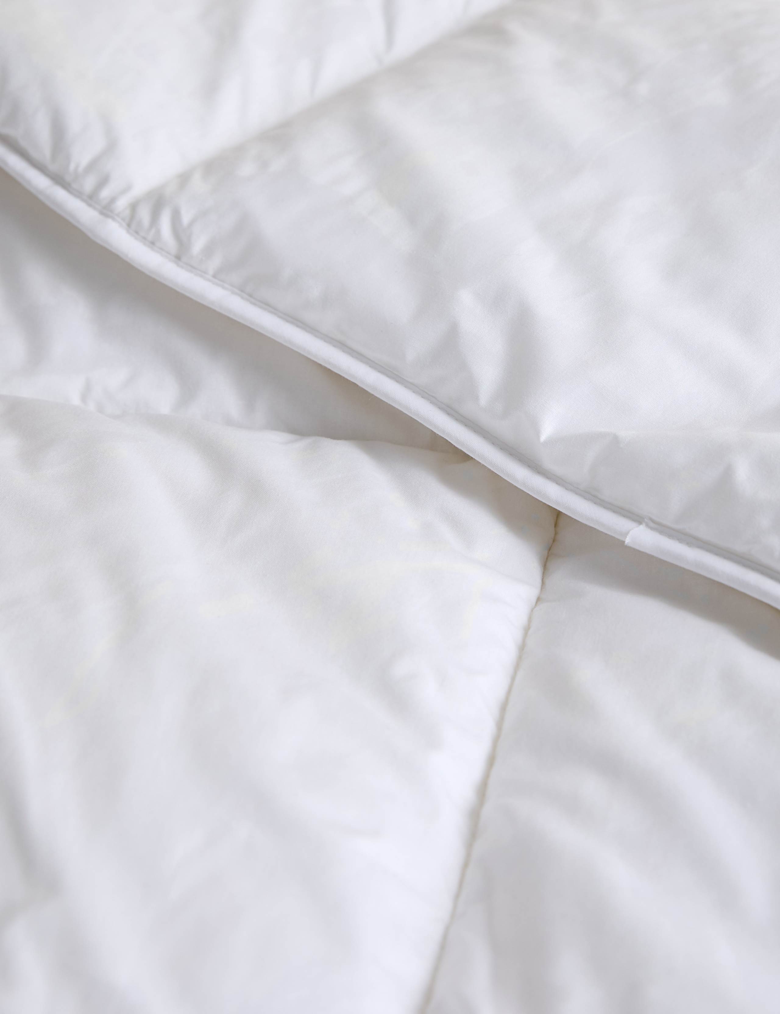 Luxury Down Alternative 13.5 Tog Duvet 3 of 4