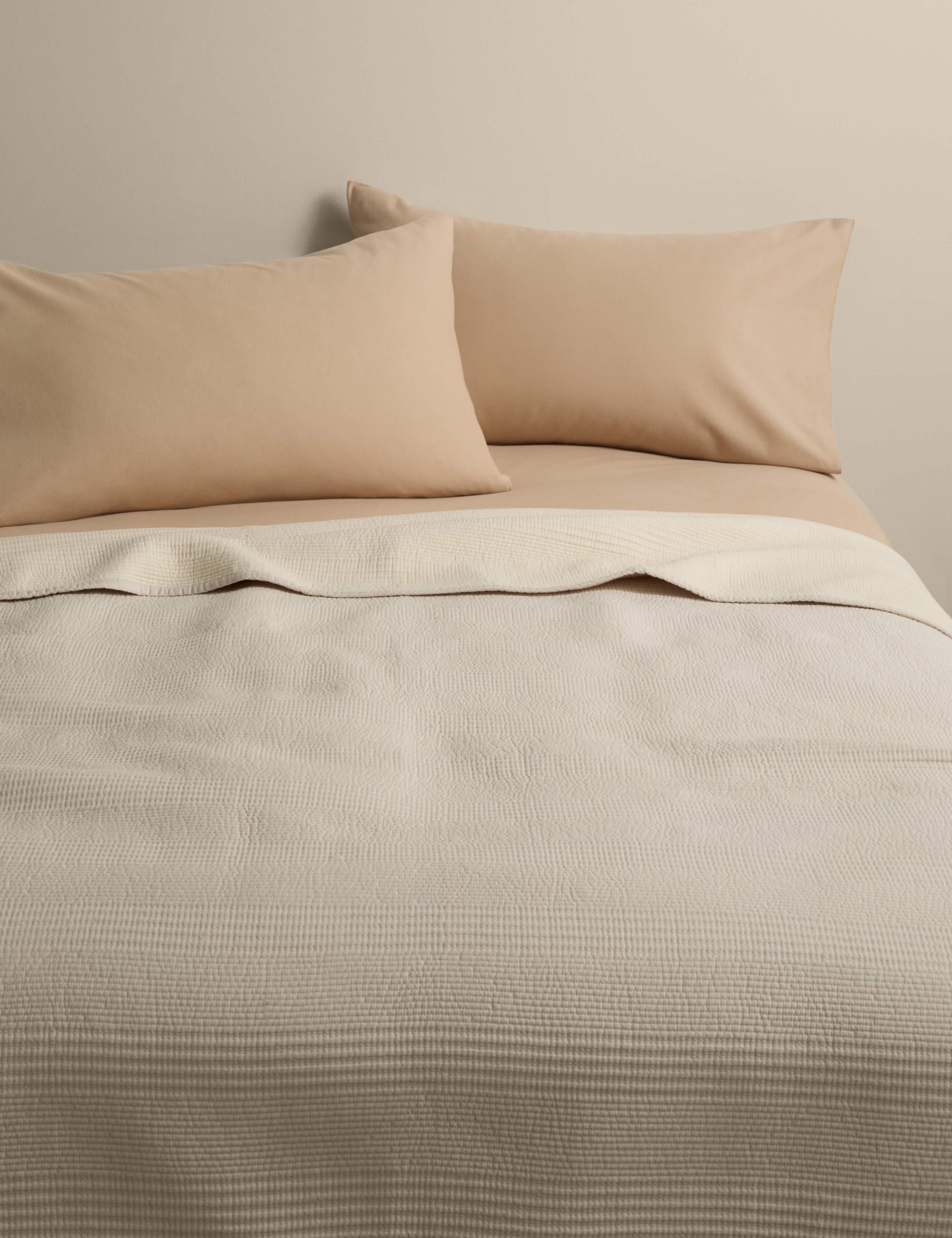 Cotton Rich Ribbed Bedspread with Linen 1 of 5