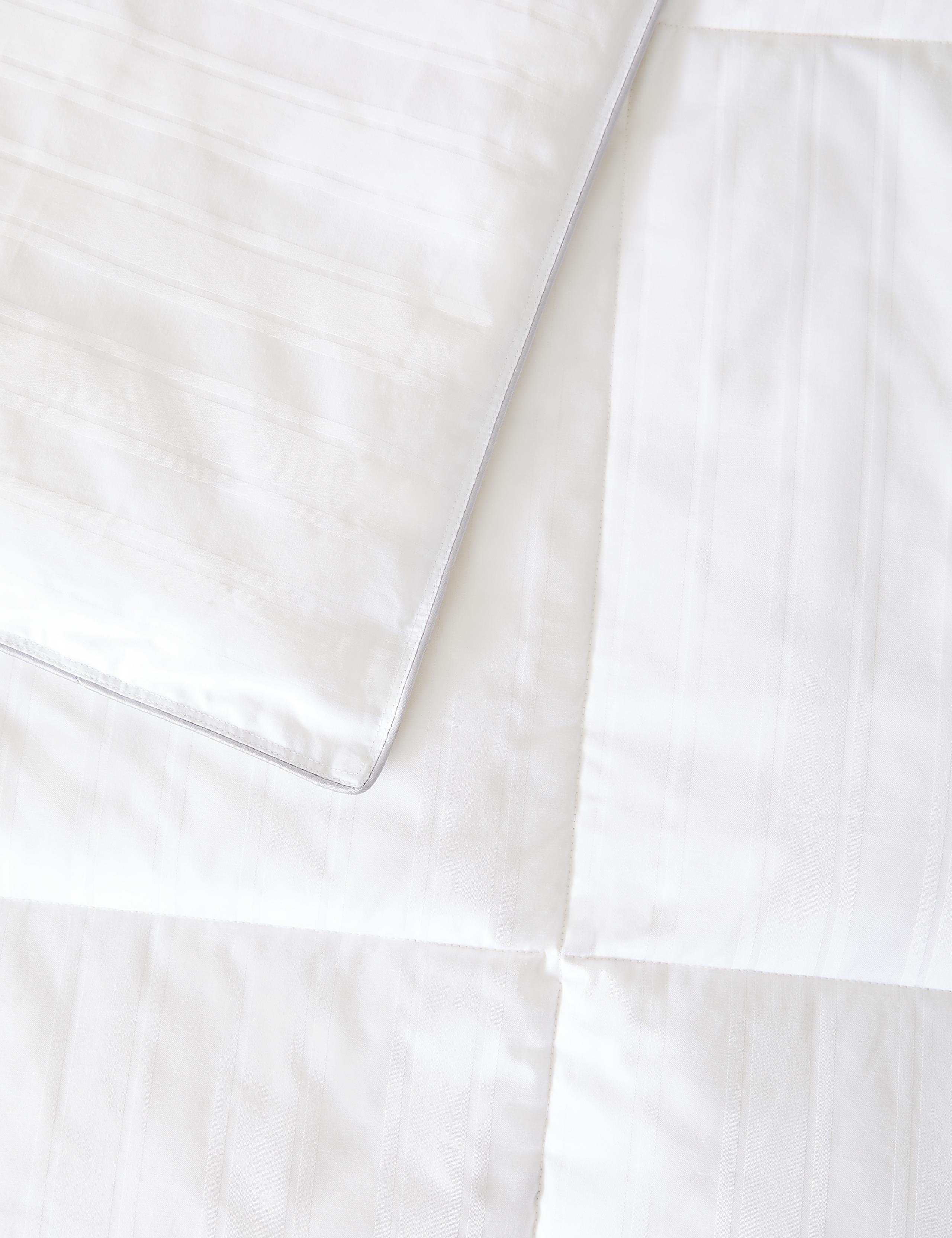Luxury Hungarian Goose Down 4.5 Tog Duvet 2 of 5