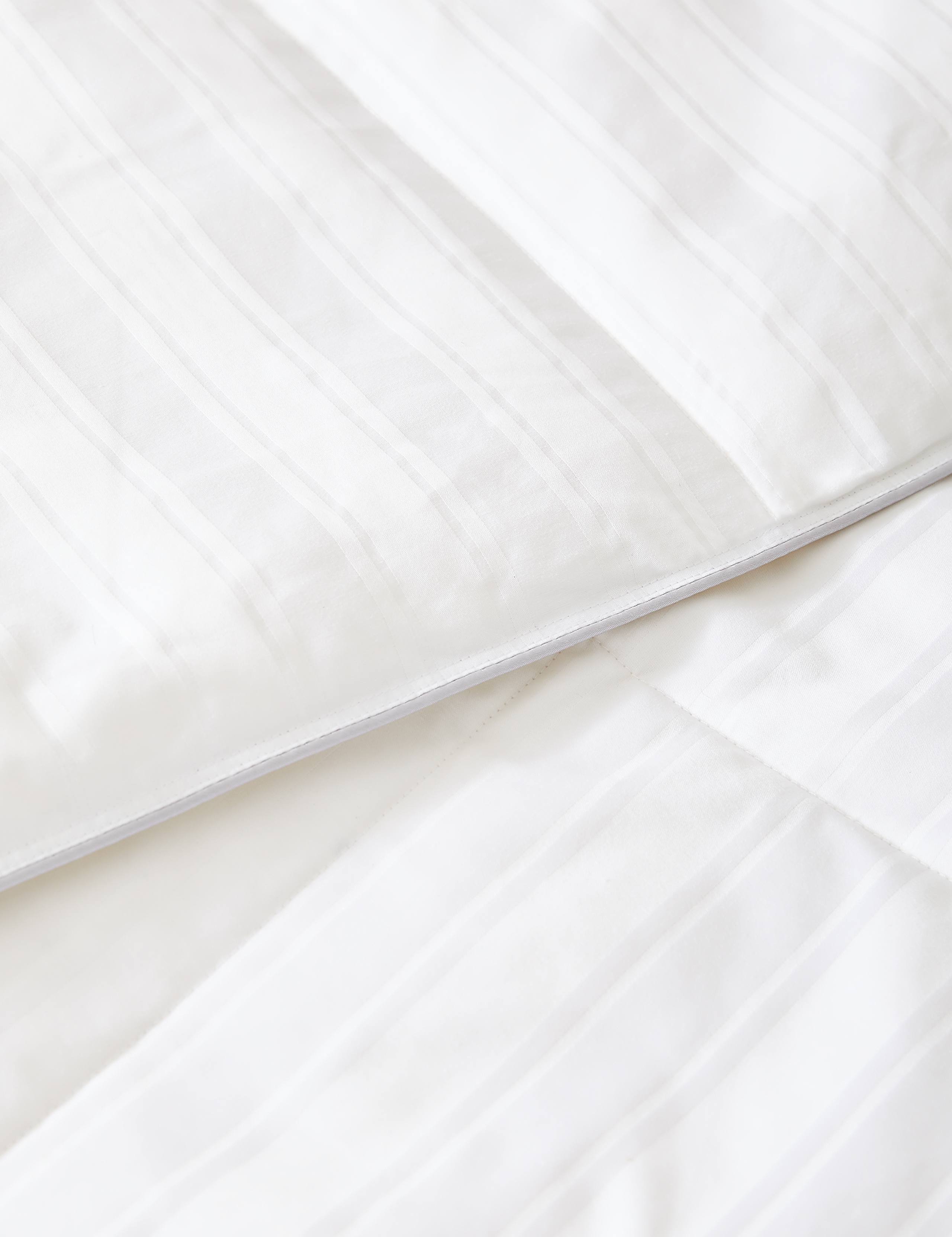 Luxury Hungarian Goose Down 4.5 Tog Duvet 4 of 5
