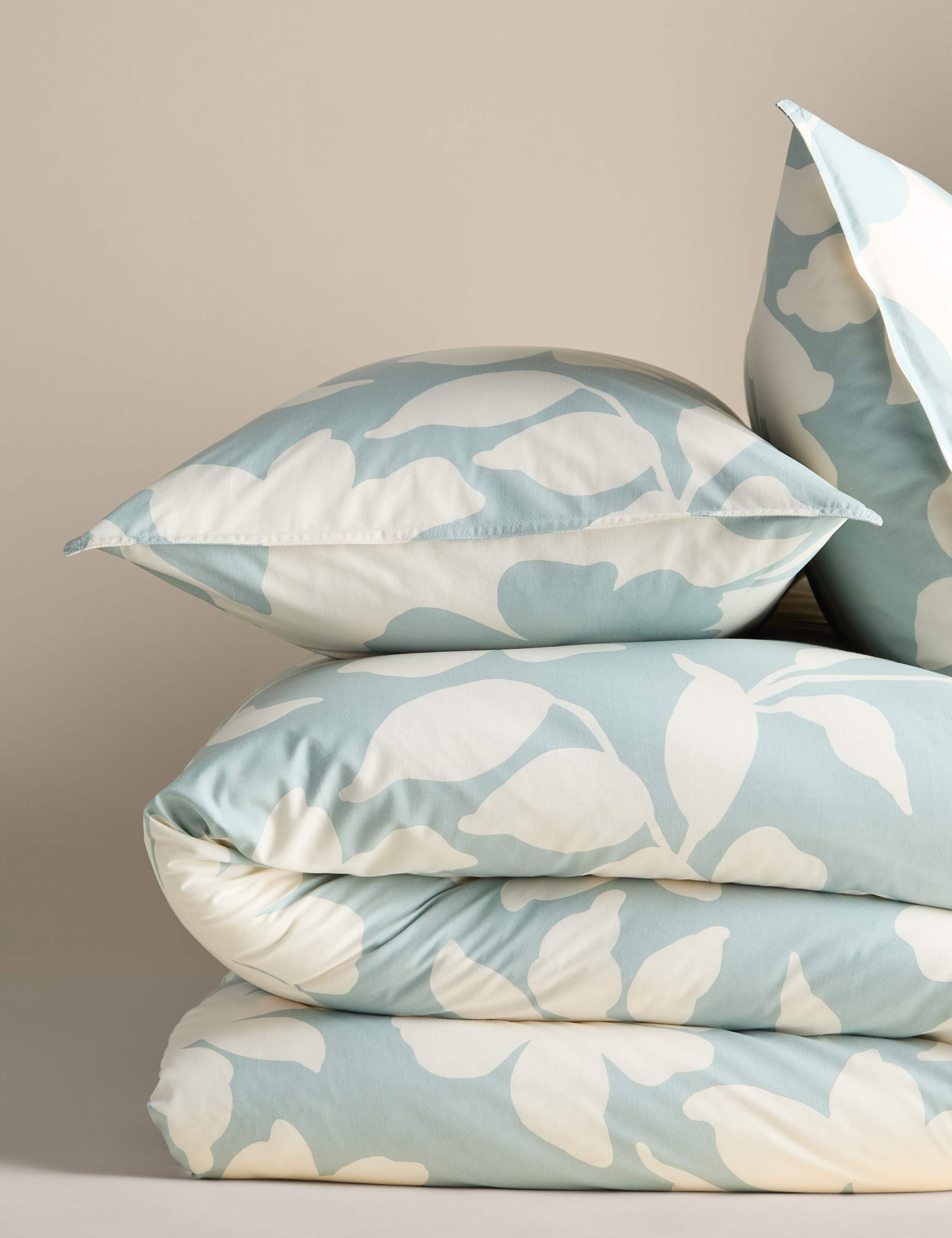 Cotton Rich Silhouette Floral Bedding Set 2 of 6