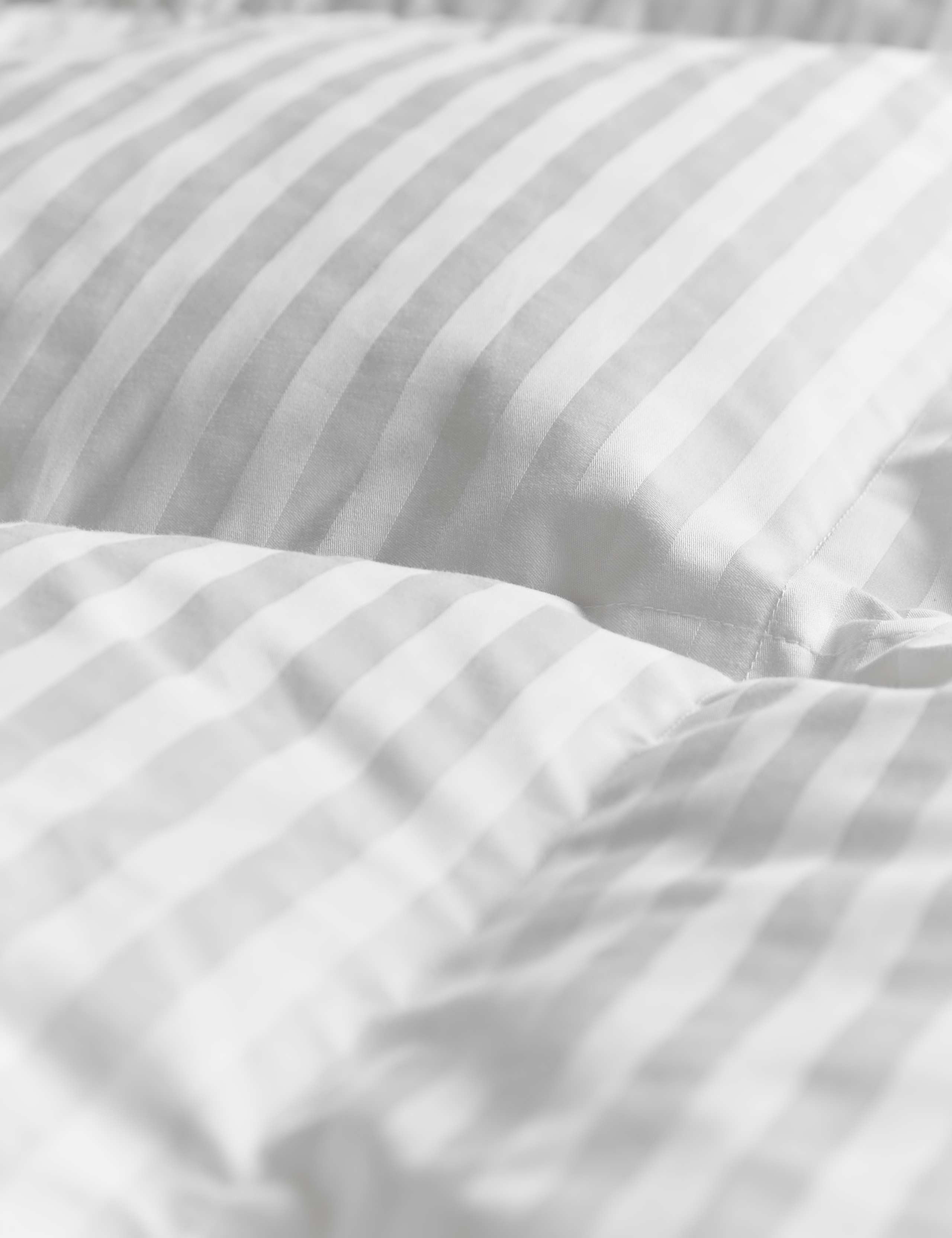 Luxury Hungarian Goose Down 10.5 Tog Duvet 4 of 4
