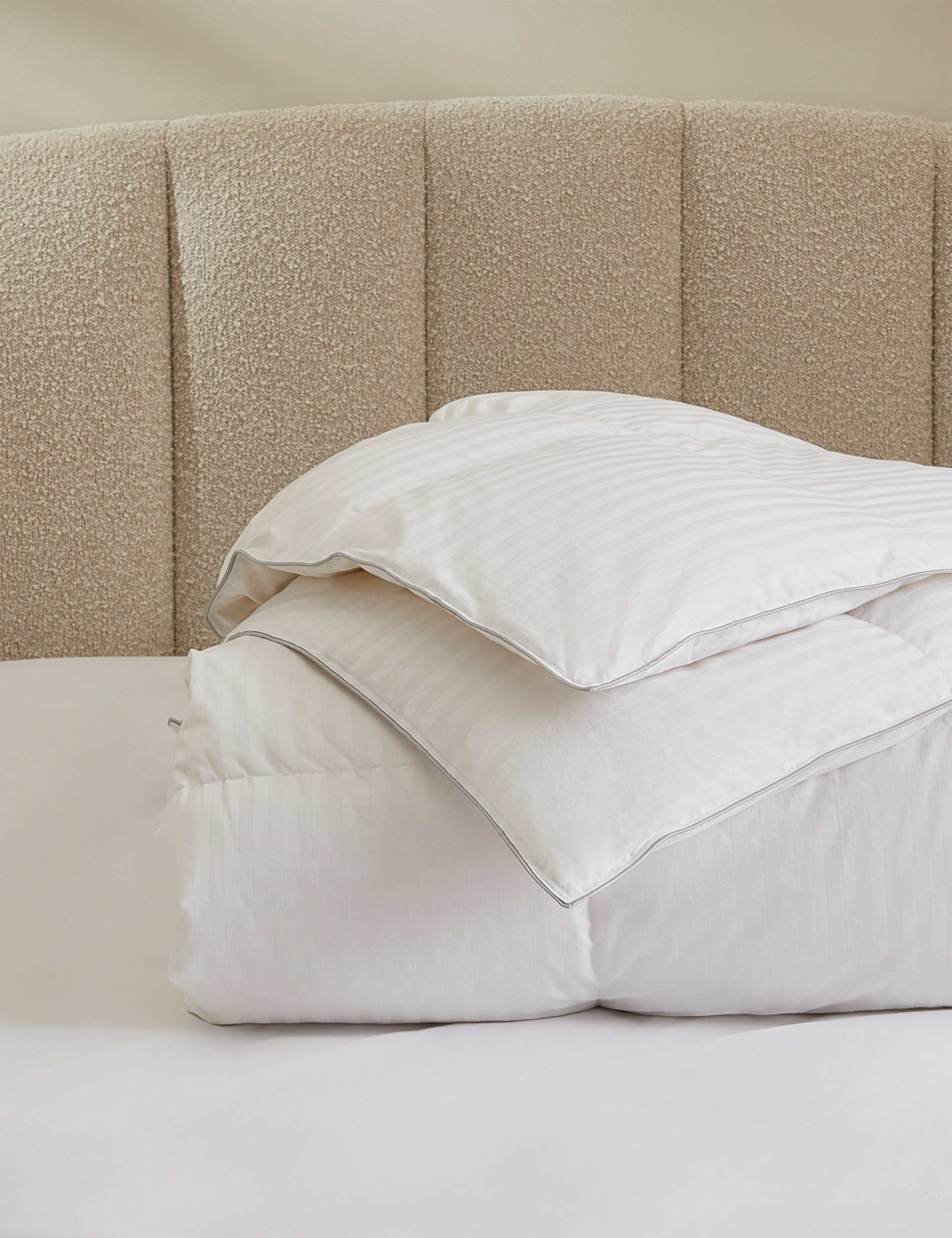 Luxury Hungarian Goose Down 13.5 Tog Duvet 3 of 3