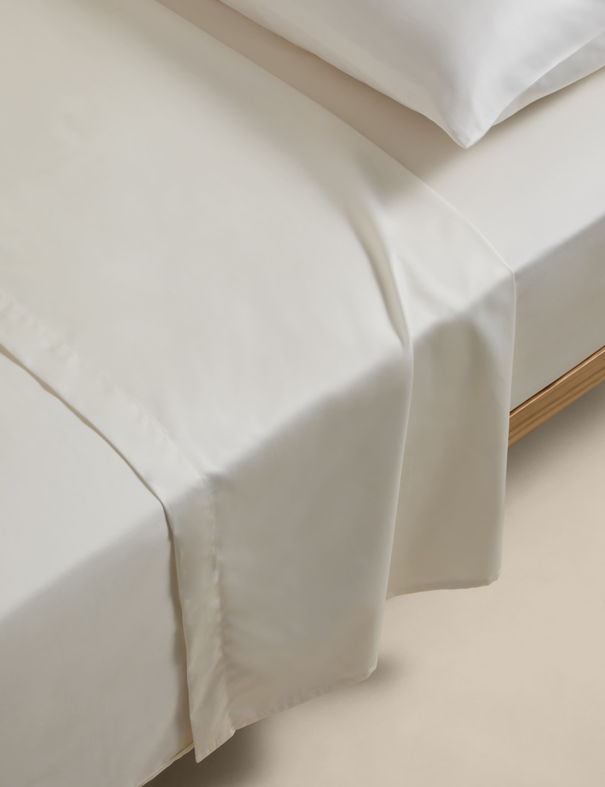 Egyptian Cotton 400 Thread Count Silky Flat Sheet 1 of 3