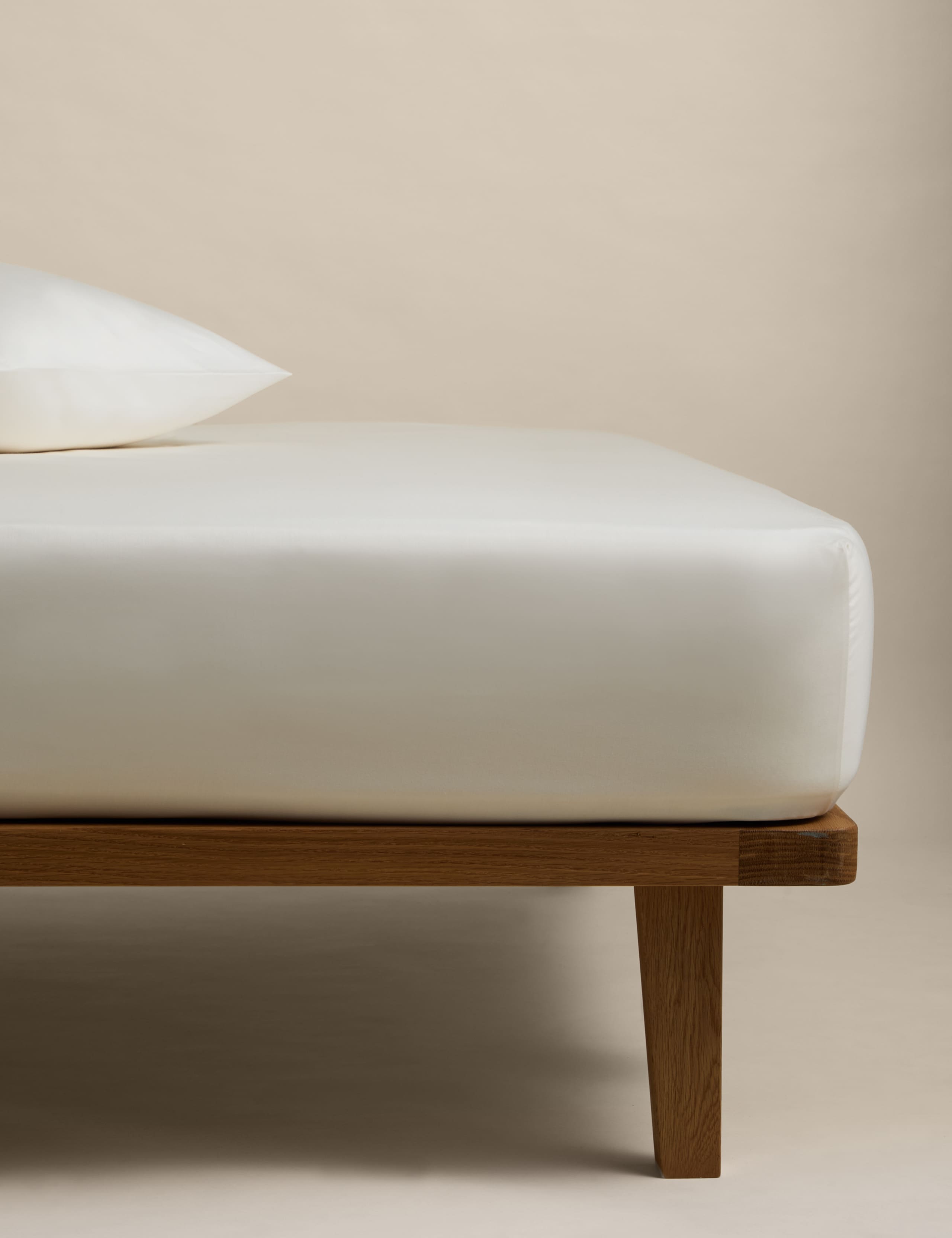 Egyptian Cotton Sateen 400 Thread Count Extra Deep Fitted Sheet 1 of 2