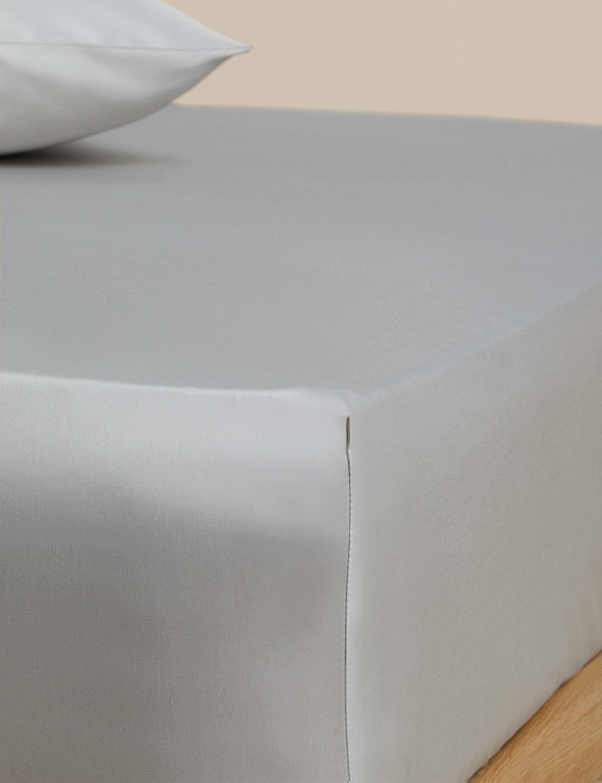 Egyptian Cotton 230 Thread Count Silky Deep Fitted Sheet 1 of 2