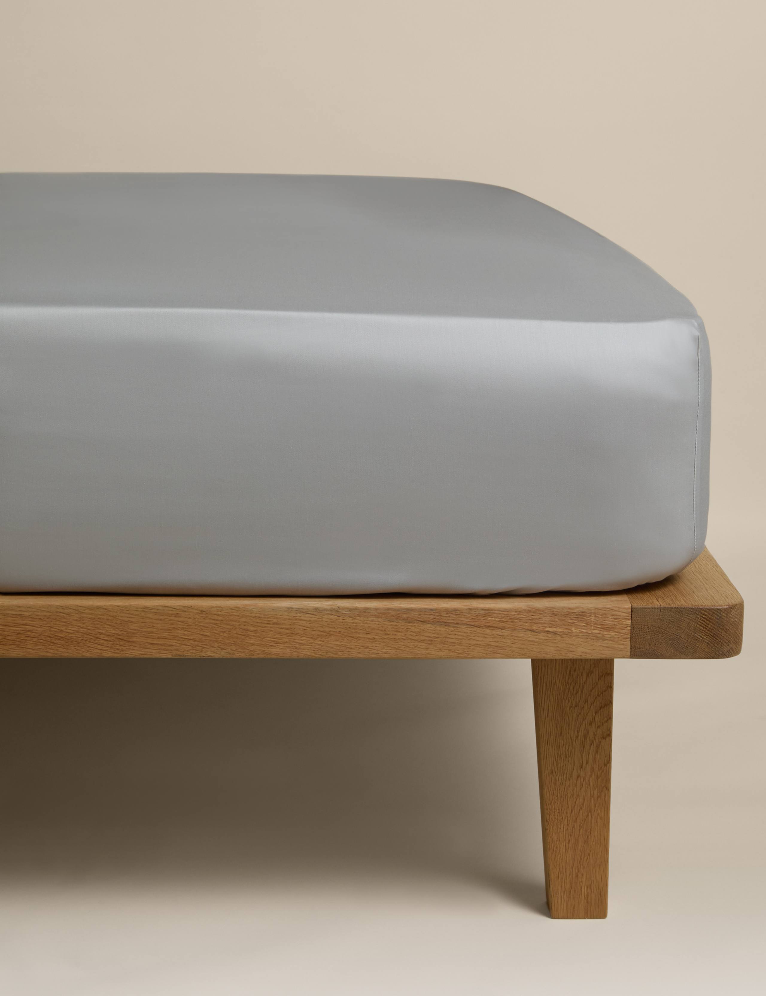 Egyptian Cotton 230 Thread Count Silky Fitted Sheet 1 of 3
